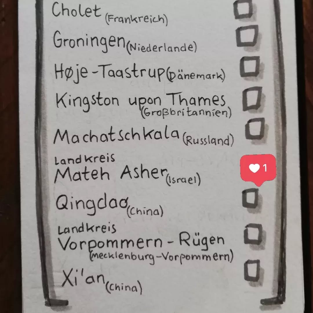 Landkreis Mateh Asher (Israel) | Kulturpartner: Maureen Nachmani
English below
Analog bedeutet, dass manchmal nicht alles so läuft, wie man es plant - und daher zeigen wir aus Israel in der aktuellen Ausstellung eine Preview vom Brief und Kunstwerk von Jael Benar.
Die Antwort aus Israel von Maureen Nachmani kam gerade erst mit dem Original von Jael in Oldenburg an - auf beide Werke dürfen Sie mit einer angemessenen Präsentation in der Ausstellung im November gespannt sein.
Im November fragen Sie sich? Ja, dann werden alle Werke nochmal in der Stadtbibliothek mit einem anderen Ausstellungskonzept zu sehen sein. Zeitgleich mit dem digitalen Austausch von Oldenburg und seinen Partnerstädten - UN!TE 2022 digitally -.
Wir freuen uns, wenn auch Sie bis zum 17. August Zeichnungen, Bilder und Collagen bestaunen und lesen, wie Kreative immer wieder neue Wege finden. Nehmen Sie die Eindrücke der Ausstellung mit nach Hause und - schreiben uns gerne einen Brief.
Jael Benar
Instagram @jaeliart
Facebook @jaelandrabenar
-------------
Mateh Asher County (Israel) | Cultural Partner: Maureen Nachmani
Analogue means that sometimes things don't go as planned - and that's why we are showing a preview from Israel of Jael Benar's letter and artwork in the current exhibition.
The reply from Israel by Maureen Nachmani has just arrived in Oldenburg along with Jael's original - you can look forward to both works with an appropriate presentation in the exhibition in November.
In November, you ask? Yes, then all the works will be on display again in the City Library with a different exhibition concept. Coinciding with the digital exchange of Oldenburg and its sister cities - UN!TE 2022 digitally-
#11friendsofculture #brieffreundschaft #partnerstädte #machwerkoldenburg #stadtoldenburg #oldenburg #kulturbüro #kulturförderung #jungekultur #exchange #austausch #brief #kulturbrief #culturalexchange #kunst #artwork #künstlerkorrespondenz #international #kultur #kulturstadt #innovation #wirbrauchenkunst #analog #selbstgeschrieben #handschriftlich #selbstgestaltet #reflexion #nachhaltig #kunst
www.kulturaustausch-oldenburg.de