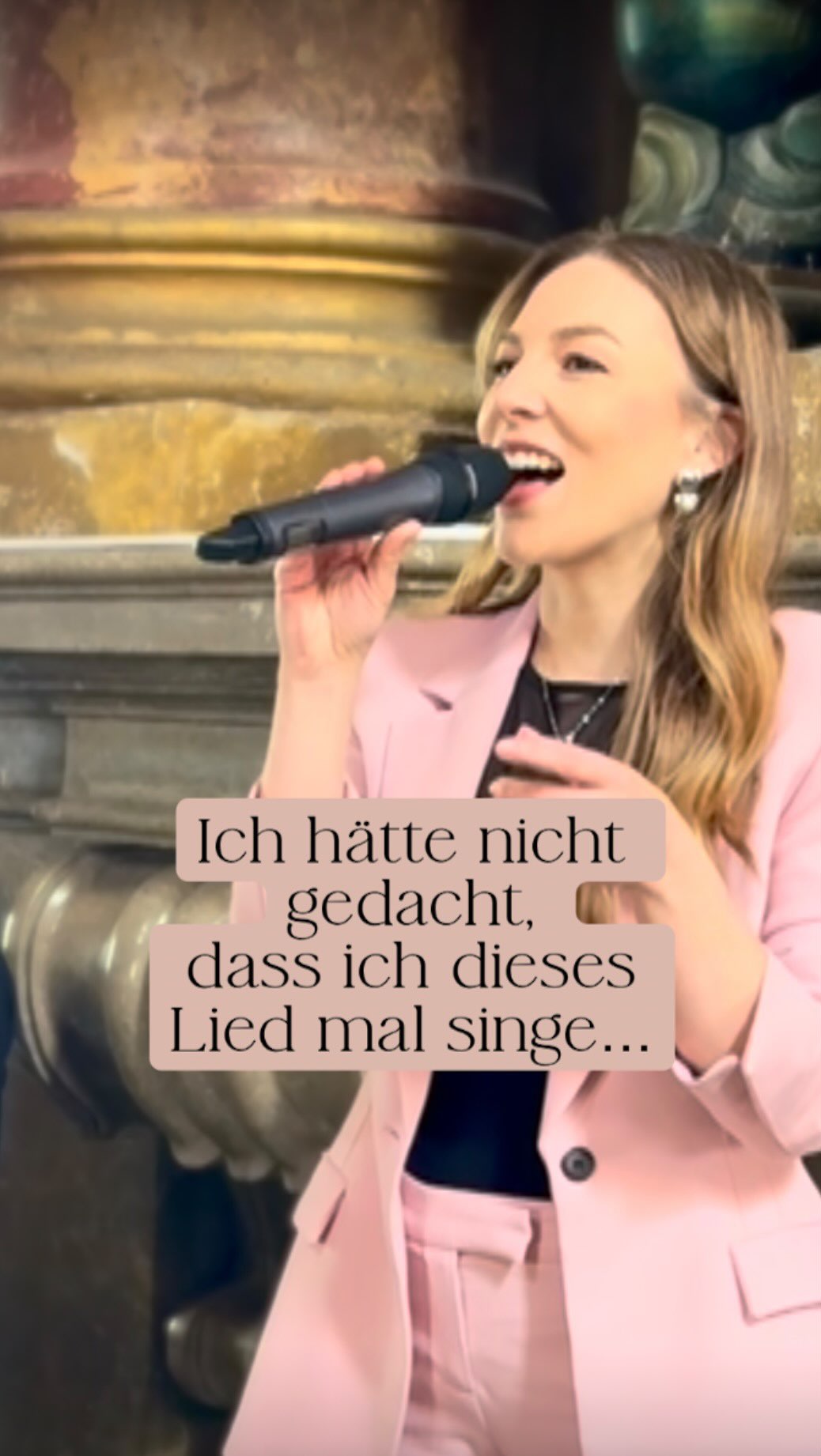 Ich hätte früher wirklich nicht gedacht, dass ich mal Ave Maria in der Kirche singe.
Ich komme nicht aus der klassischen Richtung und genau deshalb klingt es bei mir auch nicht „klassisch“,
sondern etwas moderner und freier. Anfangs habe ich damit gehadert, von einem so bekannten Stück abzuweichen. Aber nur so kann ich mir und meiner Musik treu bleiben, nur so fühle ich das Lied auch.
Und ehrlich gesagt:
Genau das mögen viele Paare. Denn man hört, wenn die Sängerin das Lied mitfühlt und so authentisch bleiben kann.
Trotzdem und vielleicht gerade deshalb bleibt dieser Moment in der Kirche immer wieder etwas ganz Besonderes – auch für mich jedes Mal. 🫶
#avemaria #hochzeitssängerinstuttgart #trauung #kirchlichetrauung