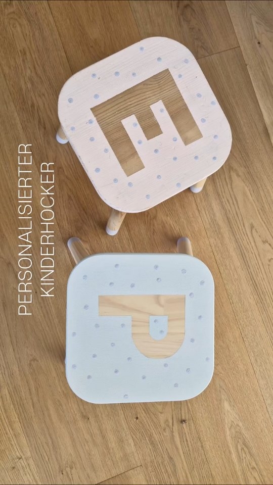 DIY für's Kinderzimmer - mit ein bisschen Farbe lässt sich ganz schnell ein personalisierter Hocker umsetzen. Für diesen Ikea Hack braucht man
- Hocker 'Flisat' von Ikea
- Lineal und Bleistift zum Vorzeichen
- Klebeband zum Abkleben
- Möbellack (zb Kreidefarben)
- Klarlack zum Versiegeln
Buchstaben vorzeichnen und abkleben, Füße in einer Farbe lackieren, Sitzfläche in einer zweiten und anschließend noch ein paar Punkte in derselben Farbe wie die Füße auftupfen (Die Punkte lassen sich einfach mit dem Radiergummi am Ende des Bleistiftes stempeln).
Ein schönes Geschenk zur Geburt, Taufe, Geburtstag oder einfach fürs Kinderzimmer!