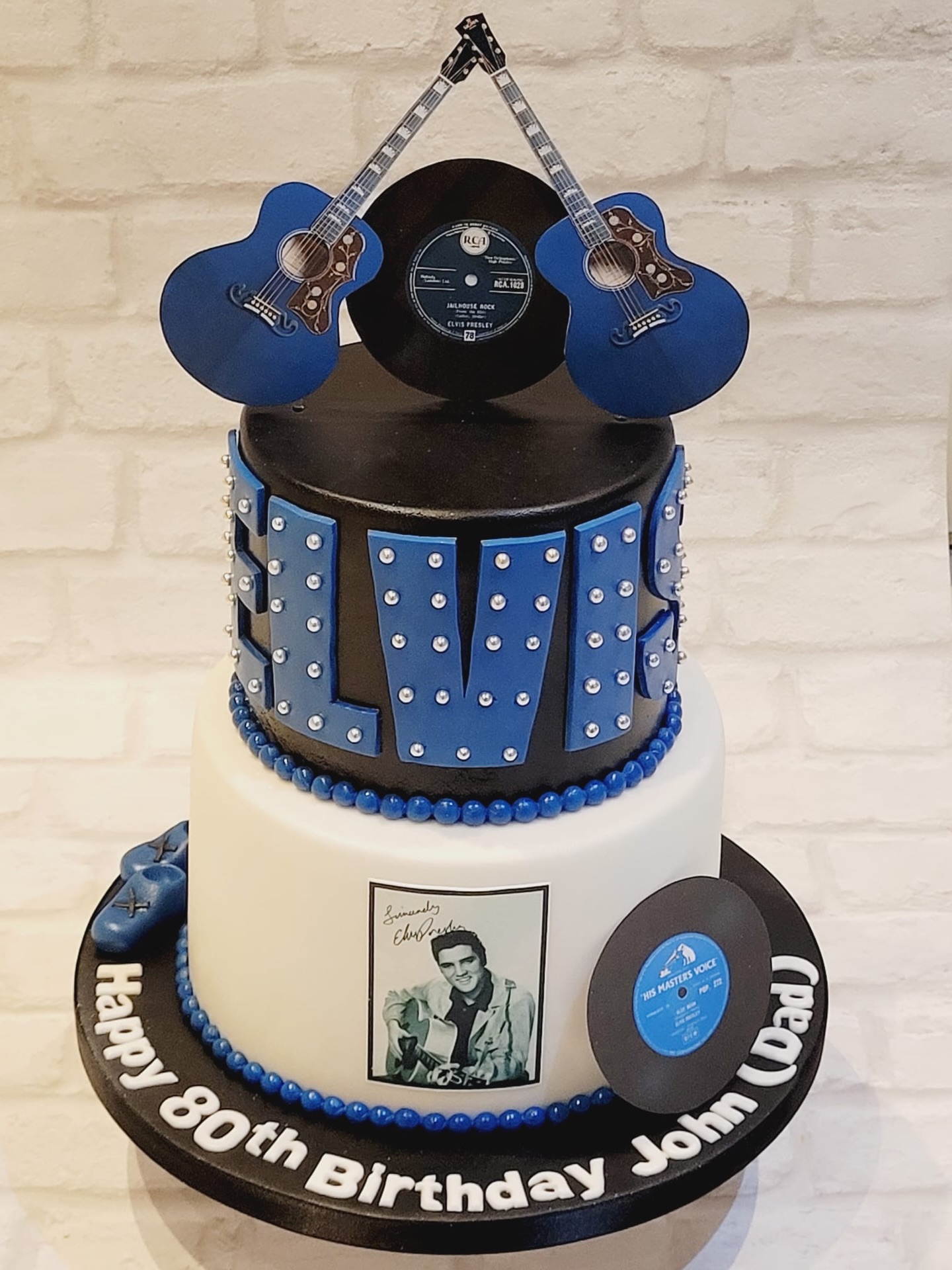 🎸 80 years of rock ‘n’ roll! 🎶
A cake that hits all the right notes 🎂
Designed for John’s 80th, this showstopper brings together classic vinyl vibes, bold lettering, and a tribute to the King himself 👑
From the detailed guitars to the iconic record finish… this one’s all about celebrating a lifetime of music and memories 💙
If you could pick ONE song to play with this cake… what would it be? 👇
🎂 Fully custom celebration cakes
📩 Message to book your date
#80thBirthday #RockAndRollCake #MusicCake #CustomCakesUK #BirthdayCakeIdeas