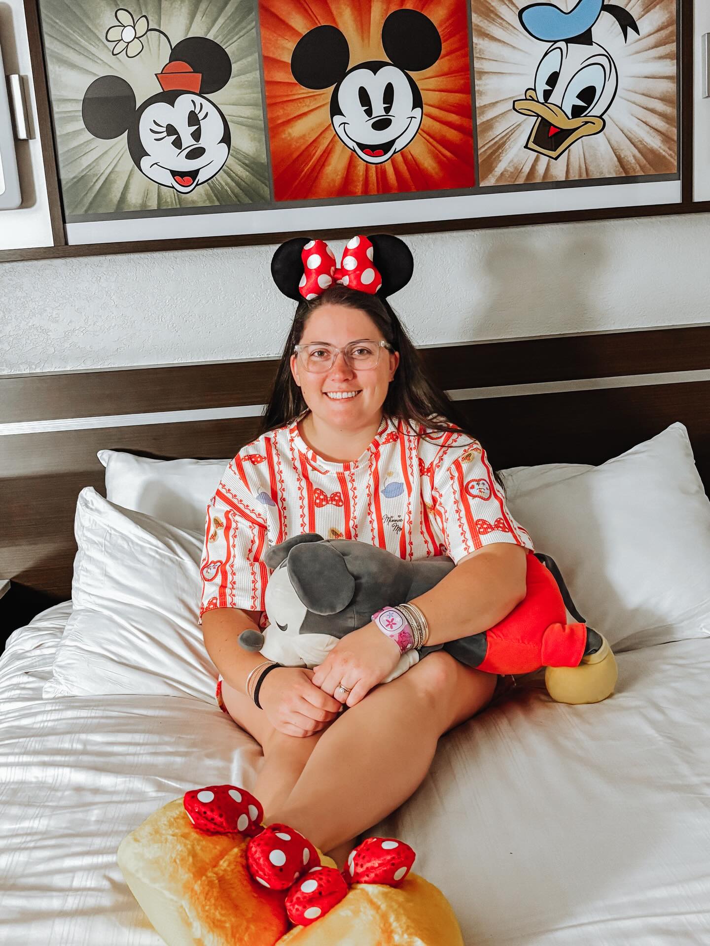 @happilyeverthreads paired with my Minnie Mouse house shoes while cuddling up in a @waltdisneyworld resort bed is my happy place
✨❤️🖤💛