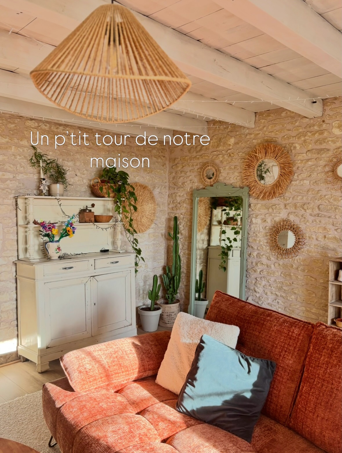 Un p’tit tour de notre maison 🤍
Je vous épargne les toilettes etc 😂
Je vous déculpabilise tout de suite : je vous rassure ce n’est pas tout le temps rangé.
Au début, on était septique quant à la visite de cette maison. Il y avait un tout petit jardin non clôturé à côté de la route supplément droit de passage. Et puis quand on est rentré à l’intérieur on a eu un coup de cœur !
On a jamais regretté de faire confiance à notre instinct.
En fait, lors d’un achat de maison il y aura tjrs des concessions à faire. A part si on a un budget illimité 😂
En tout cas, on est hyper heureux et tout va bien. C’est d’ailleurs ces murs en pierres qui m’ont donné l’envie de revaloriser des meubles anciens 🪑