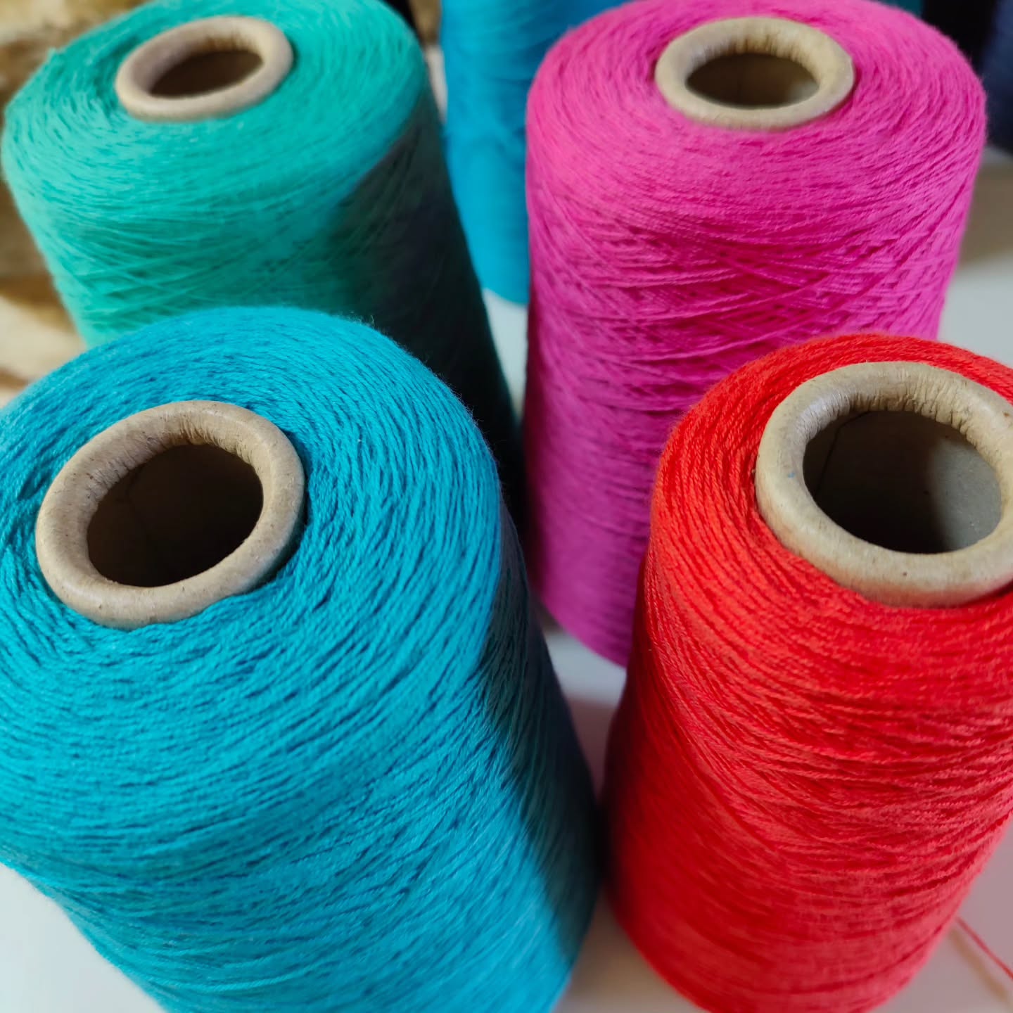 It's finally time to get back to creating some colourful cotton knits! 🧶 I've been so focused on building the Machine Knitting Hub community that my summer projects took a backseat. So excited to dive back into these vibrant yarns! ✨💙❤️
#summercolours #cottonknits #knitweardesigner #MachineKnitter