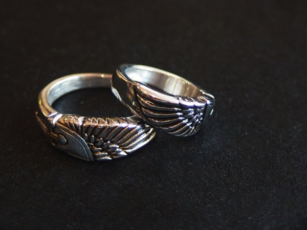 gems便り
羽根とクロスのステンレス製リング
【16号/18号/22号/24号】
神聖な空気を放つ銀色の指輪は、持ち主の想いを受け止める。
祈りや想いが曖昧なまま漂うのではなく、
その祈りを天まで届けに羽ばたいてゆくー
軽やかに舞い上がる羽根は「心が自由に飛び立つための象徴」
でもあります。自分の中に必ず“飛び立てる力”が
あることを、優しく思い出させてくれると言われています。
静かなる十字架は、胸のざわつきを清らかさで留める。
祈る事は決して誰かに侵される事なく、
自分だけのもの。その想いを胸に抱きしめるー
誰かに見せるためというよりも
自分である証明のために携えていたもの。
まさに“印”を体現する装身具。祈りを込めた煌めきを
添える事は特別な意味を持つでしょう。その輝きが
あなたに力を与えてくれますように。
🅿︎ 駐車場は店舗向かい側
白のフェンス内 ①⑦となります。
◉ 4月13日(月)…11:00〜17:00
◉ 4月14日(火)…11:00〜17:00 【タロット】
◉ 4月15日(水)…定休日
4月14日(火)にタロットyuko来店!
15分からご予約、飛び込みで受けられるセッションです(延長も可能です)。悩みごとや迷いに対するアドバイスを気軽に受け取れる内容なので、初めての方も安心してご参加いただけます。
詳細はこちら👇
Gems〜Ameba blog〜
⚫︎ https://ameblo.jp/gems-shop/
⚫︎ https://www.gems2009.com
⚫︎https://lin.ee/BgFe0nU
⚫︎@gems.stone
#羽根リング #クロスリング #ステンレスリング #山口県gems #山口県天然石アクセサリー