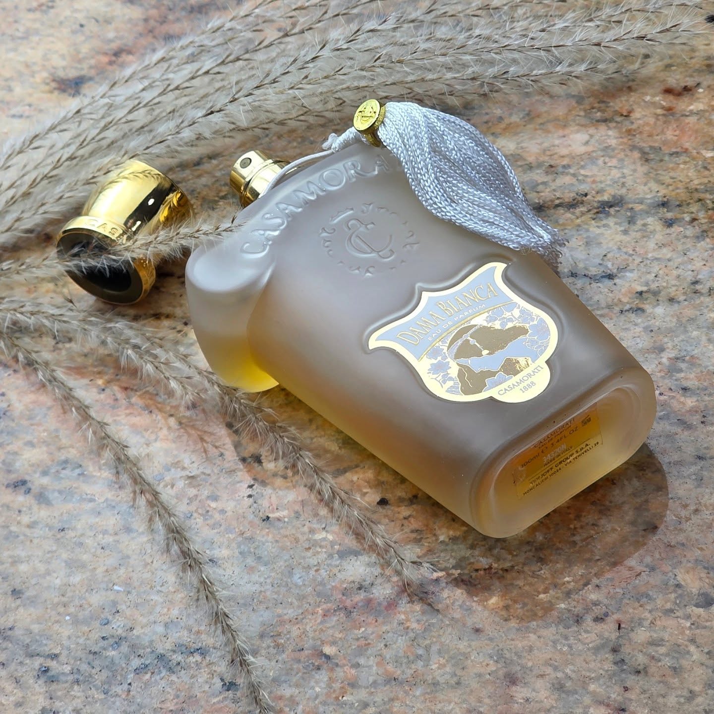 The Ethereal Dama Bianca by Xerjoff.
.
.
.
.
.
.
Top notes are Kumquat and Lime; middle notes are Violet, Italian Iris, Lilac, Egyptian Jasmine and Lily-of-the-Valley; base notes are Vanilla, Malt, White Musk, Ambrette (Musk Mallow), Sandalwood and Cedar.
.
.
.
.
.
.
#scentoftheday #whimsy
