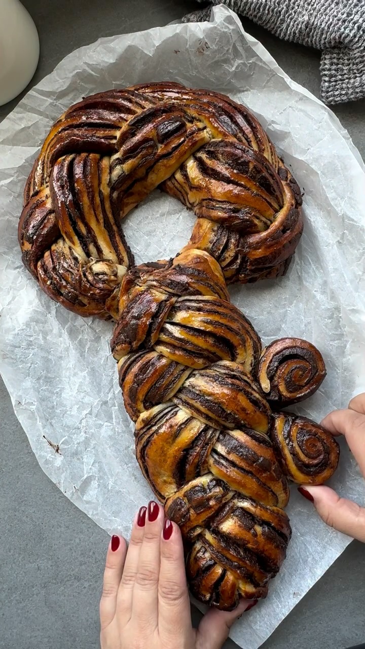  🔑
חלת שמרים שוקולד
מכינה גם בגרסה המתוקה 😋
הכי עסיסית ורכה
מתכון:
500 גרם קמח לבן מנופה
8 גרם שמרים יבשים
100 מ״ל שמן
80 גרם סוכר לבן
1 ביצה
1 חלמון
קורט מלח
120-130 מ״ל מים (במידת הצורך אם הבצק יבש מוסיפים כמה כפות מים)
למלית שוקולד:
75 גרם שמן קוקוס
75 גרם ממרח או חמאת אגוזים/שקדים/בוטנים
או במקום שמן קוקוס וממרח שמים 150 גרם נטורינה
150 גרם שוקולד מריר איכותי מומס(מומלץ 60%)
קורט מלח
125 גרם סוכר או אבקת סוכר
45 גרם קקאו איכותי כהה
לסירופ סוכר:
100 גרם סוכר
100 גרם מים
קורט מלח
אופן ההכנה:
מניחים את כל חומרי הבצק בקערת המיקסר מערבלים במהירות נמוכה.
עד שהבצק נפרד מדפנות הקערה.
הבצק מעט דביק וזה בסדר.
מערבלים במשך -14 12 דקות (שימו טיימר)
מוציאים את הבצק מקערת המיקסר.מאחדים לכדור ומשמנים היטב מכל הצדדים. מחזירים לקערה עוטפים בניילון נצמד.
ומתפיחים במשך שעה עד שעה וחצי.(הבצק לא מאוד תופח כמו חלות וזה בסדר)
מכינים מיד את המלית השוקולד שתספיק להתקרר.
מערבבים שוקולד מומס עם כל מצרכי המלית.
טורפים לתערובת חלקה ואחידה.
שומרים במקרר עד השימוש.
במידה והמלית התקשתה מידי מחממים כמה שניות בודדות ממש (לא ממיסים)
מרקם הממרח דומה לממרח שוקולד ונוח למריחה.
אם הוא מתקשה מידי משחקים עם הטמפרטורה.
להרכבה:
מחלקים את הבצק ל-2 חלקים
מרדדים כל חלק למלבן.
מורחים ממרח בנדיבות ומגלגלים לרולדה הדוקה.
עושים את זה גם עם החלק השני.
ומקפיאים את הרולדות (בערך 15-20 דקות)
שיהיו יציבות.
פורסים מכל צד שבלול (לצורת המפתח)
מחלקים כל רולדה ל3 חלקים לאורך (ראו בסרטון/תמונה) יוצרים צמה הדוקה (אם הרוצועות ממש קפואות ולא גמישות ממתינים כמה דקות ומעצבים)
מרפדים מגש עם נייר אפיה.
ומעצבים את צורת המפתח.
אופים יחד עם הקערה משומנת (אפשר גם תבנית מאפינס חד פעמית במקום הקערה)
מתפיחים שעה (לא פחות)
מכינים סירופ סוכר בסיר קטן מניחים את המצרכים על אש בינונית עד שהסוכר נמס בערך -2 דקות ומקררים עד ההברשה.
שימו לב מזגגים סירופ קר על עוגה חמה.
מפעילים תנור מראש ל170 מעלות (אני אופה בטורבו) הזמנים בטורבו מהירים יותר שימו לב!
מורחים ביצה ואופים במשך 15-25 דקות.
תלוי בעוצמת התנור וסוג האפיה ודואגים להציץ לראות שמוכן גם בפנים.
מוציאים את החלה מהתנור ומברישים מיד בסירופ.
#חלתמפתח#חלה#chala #חלות