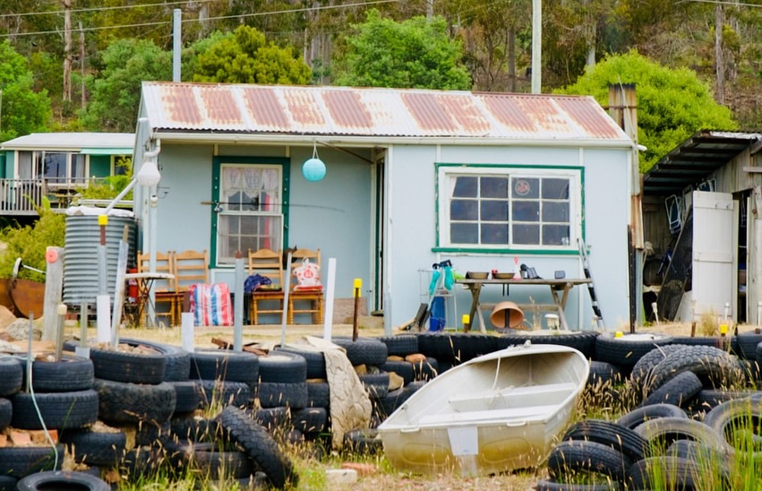 Sunday shacks from the archives — a little Tasmanian love shack in your feed, made for escaping when the world feels off-kilter.
