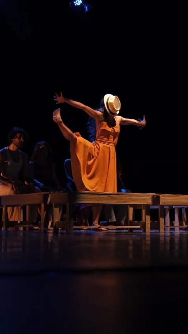 CORPO EM SERENATA
25 de abril | Sábado | 20h
Teatro Marie Padille
Existem momentos que o corpo fala...
e a alma responde em silêncio.
“Corpo em Serenata” um espetáculo de dança que traduz cada nota e sentimento.
É um encontro entre música e movimento,
onde cada gesto carrega histórias que talvez você também já viveu.
Sob a sensibilidade de um renomado coreógrafo com trajetória na televisão brasileira,
o palco se transforma em poesia viva
daquelas que não se explicam… se sentem.
Prepare-se para uma noite que atravessa o olhar
e toca direto no coração.
Garanta seu lugar.