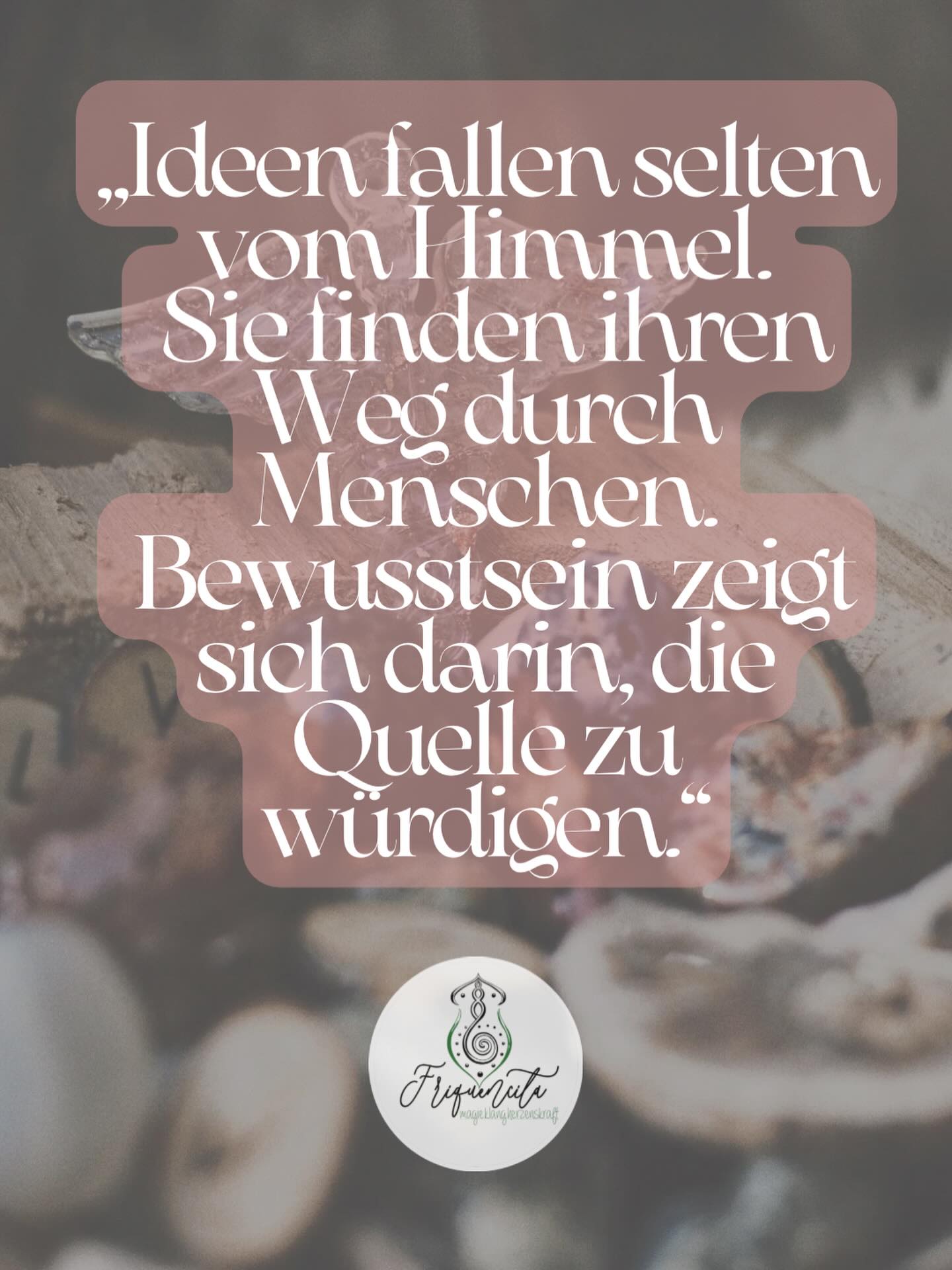 Ideen fallen selten einfach vom Himmel.
Meistens kommen sie durch Menschen zu uns.
Durch Gespräche, Begegnungen, Bücher, Seminare, Podcasts, durch jemanden, der etwas teilt, ausprobiert oder einfach mutig genug war, einen Gedanken zuerst laut auszusprechen.
Inspiration ist selten ein Solo.
Sie ist eher wie eine Kette von Menschen, die etwas weitergeben.
Und ich persönlich finde, genau da beginnt Bewusstsein.
Nämlich in dem Moment, in dem wir nicht so tun, als wäre alles aus uns selbst entstanden, sondern sagen können
Das habe ich dort gesehen
Das habe ich von diesem Menschen gelernt
Das hat mich inspiriert
Das durfte ich durch jemanden entdecken.
Gerade heute wird das immer spannender.
Mit KI, mit Social Media, mit unendlich vielen Informationen ist es unglaublich leicht geworden, Dinge zu übernehmen, Ideen zu adaptieren oder Gedanken weiterzugeben.
Und gleichzeitig wird es immer wichtiger, sich zu fragen
Wie gehe ich eigentlich damit um.
Muss ich alles selbst zur eigenen Wirkkraft erklären
oder darf ich auch einfach sagen
Das habe ich empfohlen bekommen
Das durfte ich von jemandem lernen
Das gebe ich heute einfach weiter.
Ich persönlich finde es eher stark als schwach, die Quellen zu nennen, die uns geprägt haben.
Denn Wissen wächst nicht durch Besitz.
Wissen wächst durch Weitergabe.
Und vielleicht ist genau das eine der schönsten Formen von Bewusstsein in unserer Zeit
nicht alles für sich zu beanspruchen
sondern sichtbar zu lassen, durch wen Inspiration zu uns gekommen ist.
✨ Wie gehst du damit um
nennst du die Menschen, die dich inspiriert haben, oder vergisst man das im Alltag manchmal einfach?
#bewusstsein #inspiration #authentizität #wertschätzung #weitergabe