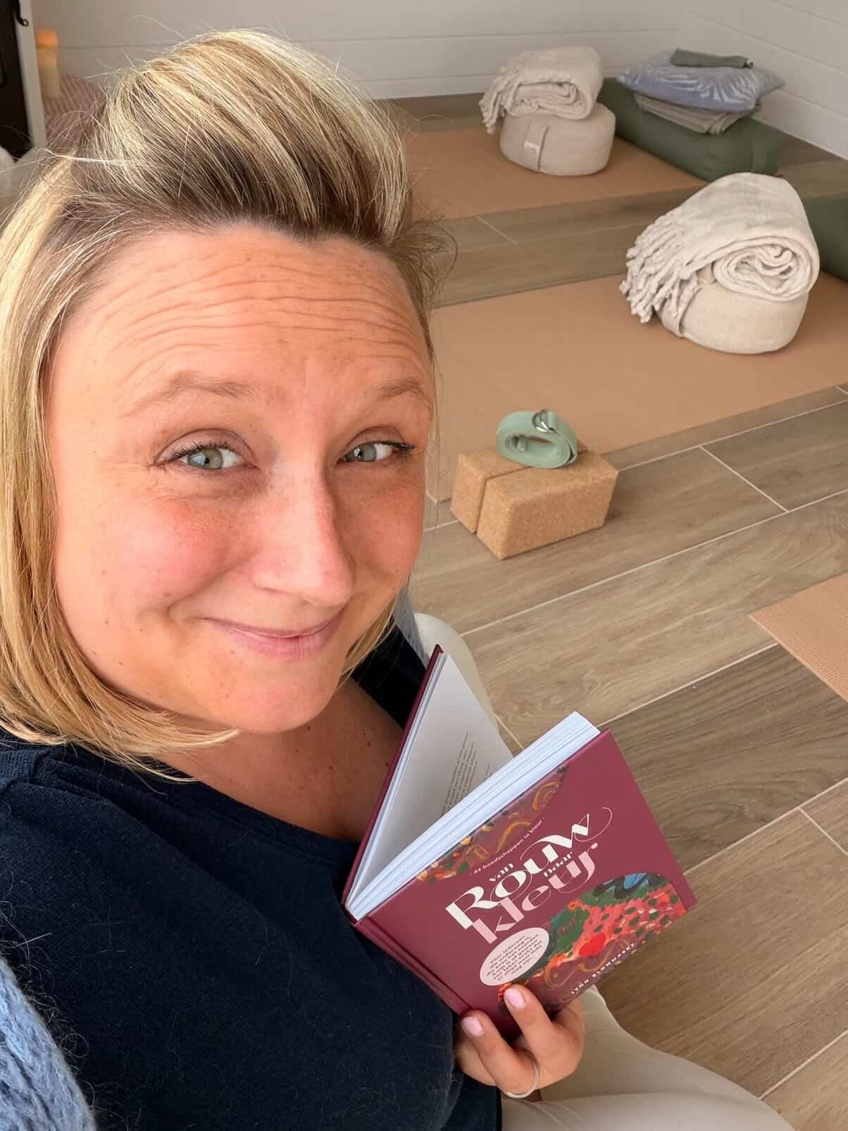 Op de foto: Evelyne Troch. Zij is o.a. yoga teacher in haar praktijk en haar aanpak resoneert enorm met de mijne.
Ze gebruikt Van rouw naar kleur tijdens haar lessen als extra tool. Tijdens langere poses leest ze intuïtief stukjes voor… en blijkbaar klopt dat elke keer opnieuw en opnieuw 🥹
Blijft zo speciaal voor mij om te zien hoe het boek op die manier ook bij collega’s gebruikt wordt.
Dankjewel @evelyne_troch om mijn werk mee de wereld in te zetten🤩
Werk jij met groepen, cirkels of cliënten en denk je: dit zou hier ook passen? Of als meerwaarde in jouw (web)shop?
Stuur me gerust een berichtje✨
#energetischetherapie
#kleurentherapaie
#intuitiefschilderen
#workshops