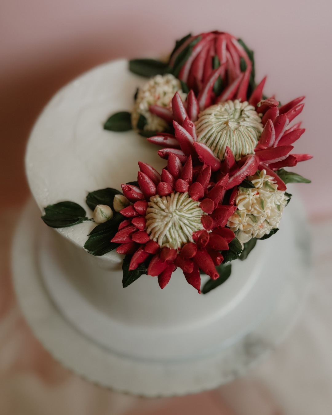 COMMENT your favorite cake flavour if you made it to the slide that doesn’t fit in with the rest 😂
In all seriousness… here’s a little peek at what I’ve been up to lately ✨ So many florals, number cakes, bold colours, vintage details and of course the ones that are completely unique to the person being celebrated. Every cake a little different, every one made for a sweet reason 💕