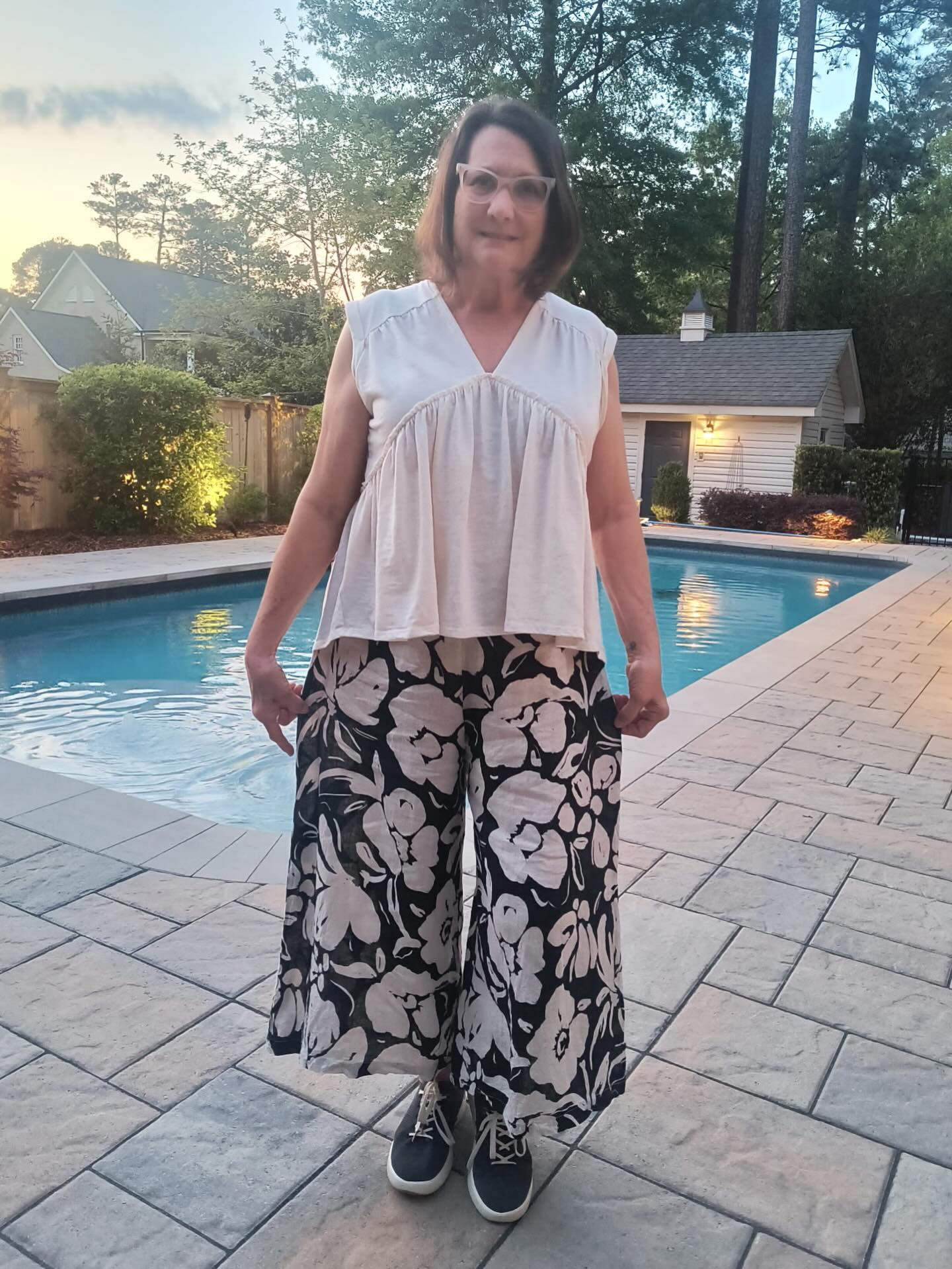 Bryn Walkers lightweight linen flower pants made this sweet lady very happy and very comfy while she was in town celebrating her birthday ☺️ Does this remind any one of a laid back Moria Rose or is that just me?