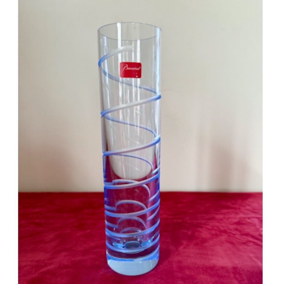 Baccarat soliflore en cristal bleuté à décor d’une spirale .
Hauteur : 20 cm
Ø : 5 cm
En parfait état , brillance , étiquette d’origine et estampillé Baccarat sous la base .
🛒 prix et disponibilité dans la boutique en ligne .
#baccarat #soliflore #cristal #decoration