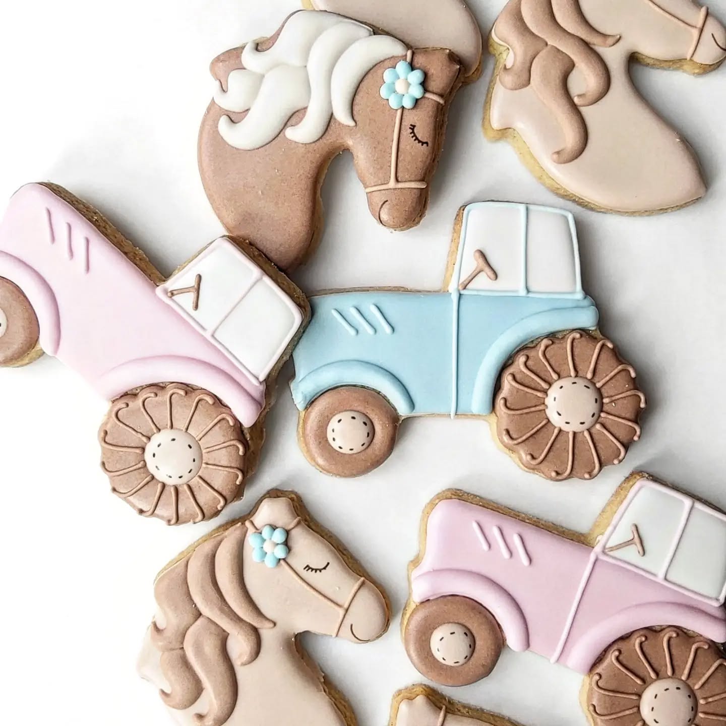 Set for a little girls 2nd birthday..she has a 'thing' for tractors and horses, how lovely is that! Hope the party was fun! 🥰
#royalicingartist #icedbiscuits #partybagsforkids #birthdaybiscuits