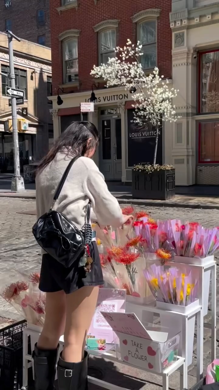 giving people a little happiness as the weather becomes warmer!😚
#luxluf #luxlufevents #nycflorist #nycevents #flowers