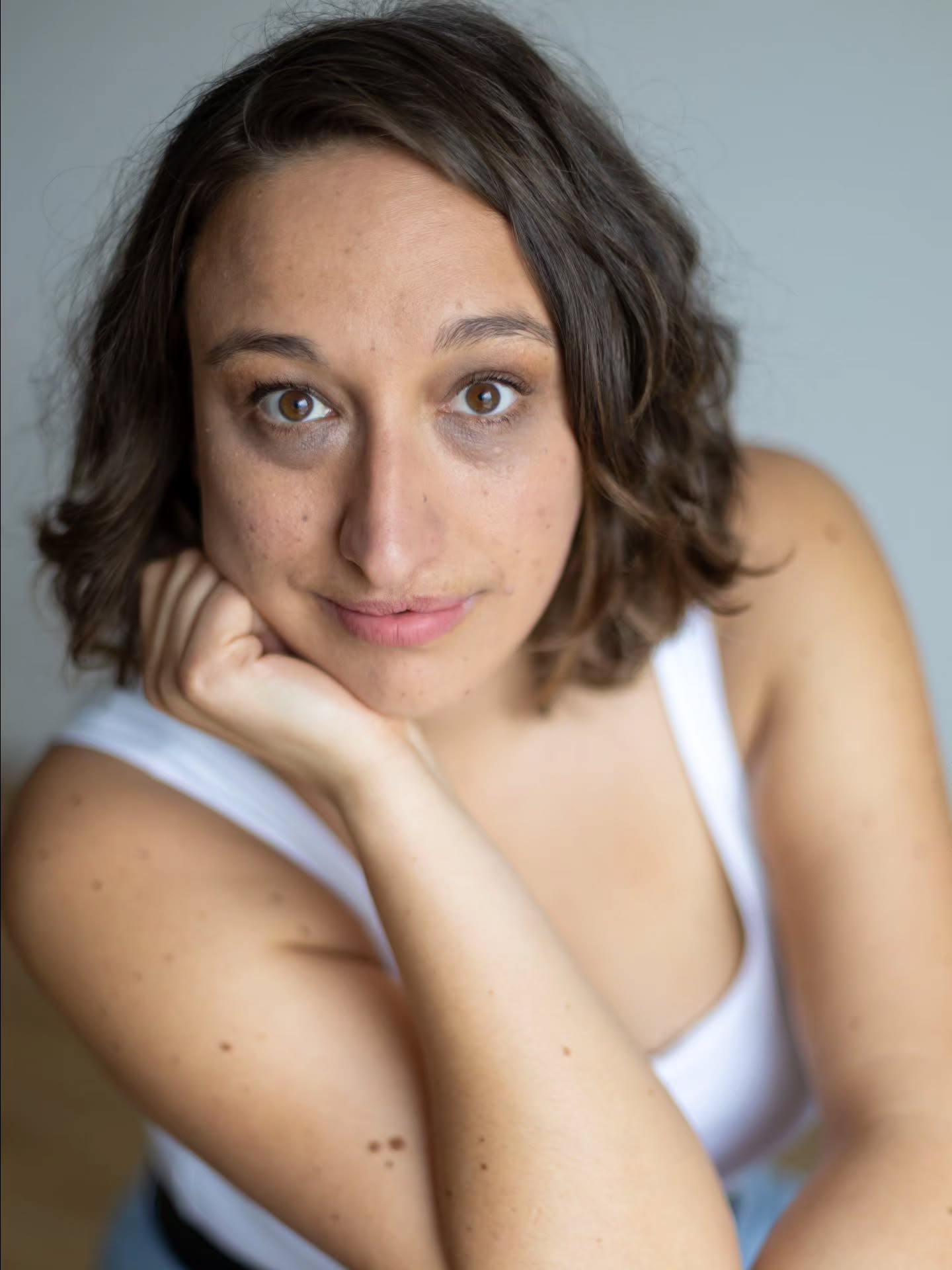 🌻 L'ÉQUIPE🌻 Après vous avoir présenté les deux comédiennes de MONSTRE-MOI, voici l'autrice et la metteuse en scène du spectacle, @laetitia_leroy_ !
Passionnée d’écriture et de théâtre, elle publie son premier recueil de théâtre et de fables à 19 ans. Après une Licence de Lettres, elle intègre @l.eponyme où elle se forme en théâtre, danse et chant. En 2015, elle crée sa compagnie Soleil Noir, avec laquelle elle écrit et/ou met en scène ses spectacles (et parfois joue dedans) : MONSTRE-MOI, HOMMES, DEA MATER, LES GENS VEULENT RIRE TITI.
En parallèle, elle travaille avec d'autres compagnies à différents postes utilisant ses nombreuses casquettes, notamment régulièrement avec la @compagniehercub
(en participant par exemple au procès-fiction TERREUR qui sera au Festival d'Avignon au Théâtre des Lucioles) ou encore la Compagnie Crépuscules interprétant La Vie dans le spectacle jeune public LES CONTES FRISSONS.
Toujours en quête d’un théâtre plus juste, elle s’interroge sur les discriminations dans l’art et essaie de proposer un théâtre plus égalitaire, qui pointe les oppressions.
Elle est également la co-créatrice de @horsscenepodcast , le podcast qui questionne le fonctionnement du théâtre français, avec la journaliste Alexandra Vépierre.
📷 @tonportrait_bis
#ciesoleilnoir #monstremoi #autrice #metteuseenscene #theatre