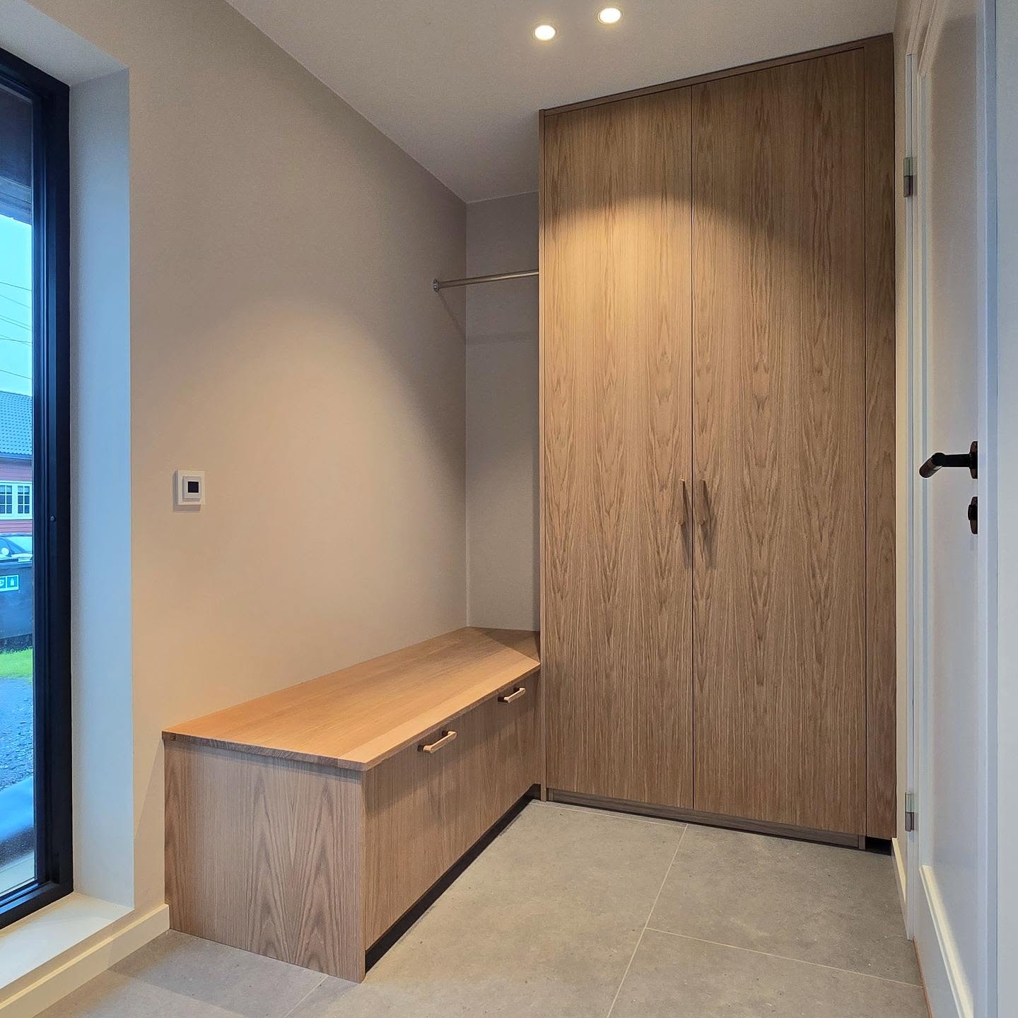 .
@ikeanorge garderobeskap og benkeskap med skuffer bygget inn i heltre eik og eikefiner. Håndtak fra @beslagdesign 😊
.
.
.
#beslagdesign #beslagonline #ikeahack #woodwork #interior #interiør #eik #furniture