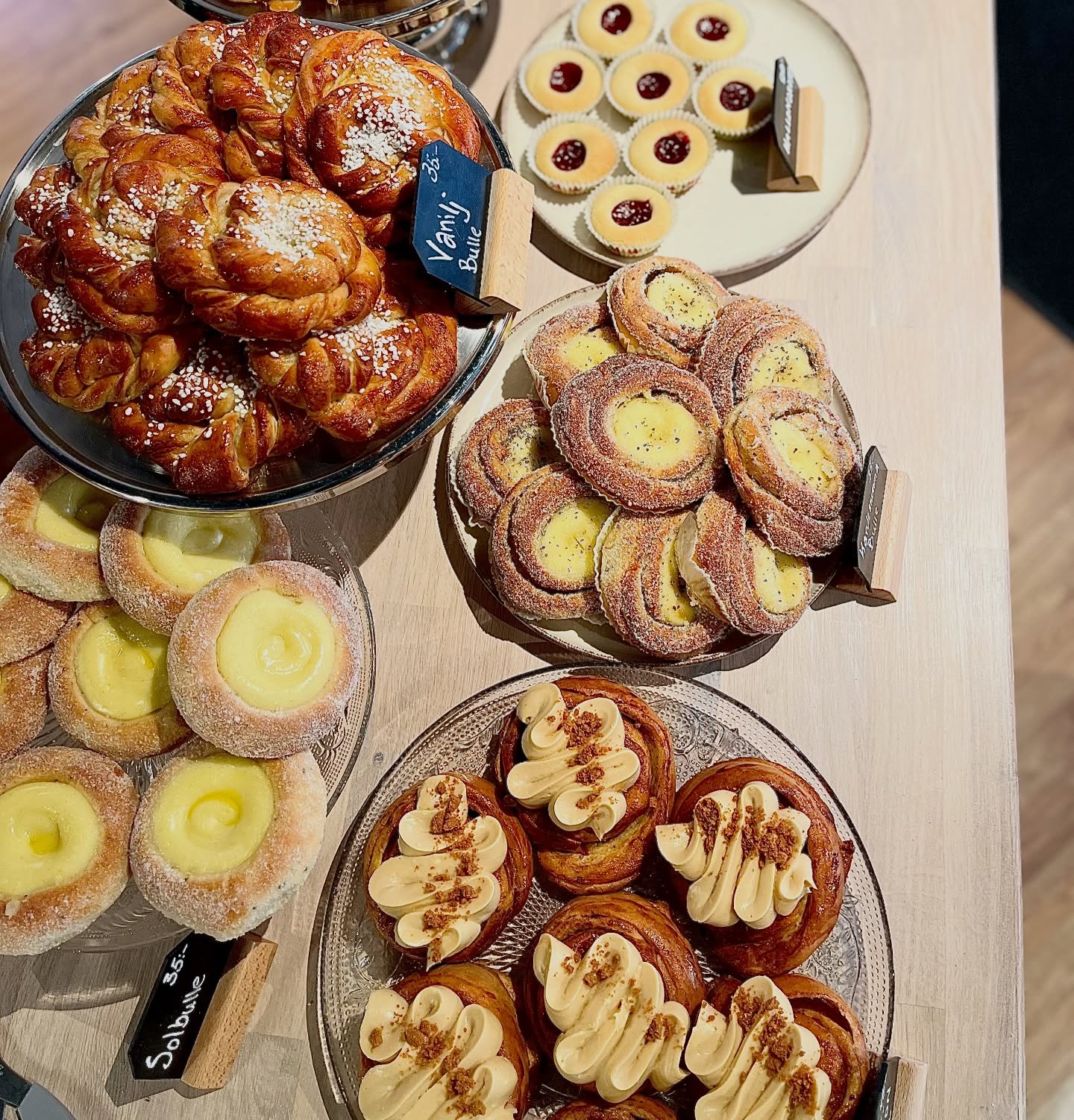 Fredag, nybakat och doften av bullar 🤍
Kanel, vanilj, tosca eller biscoff…
Vilken väljer du? 👀👇
Välkommen in på fredagsfika 🫶
09.00-16.00💕