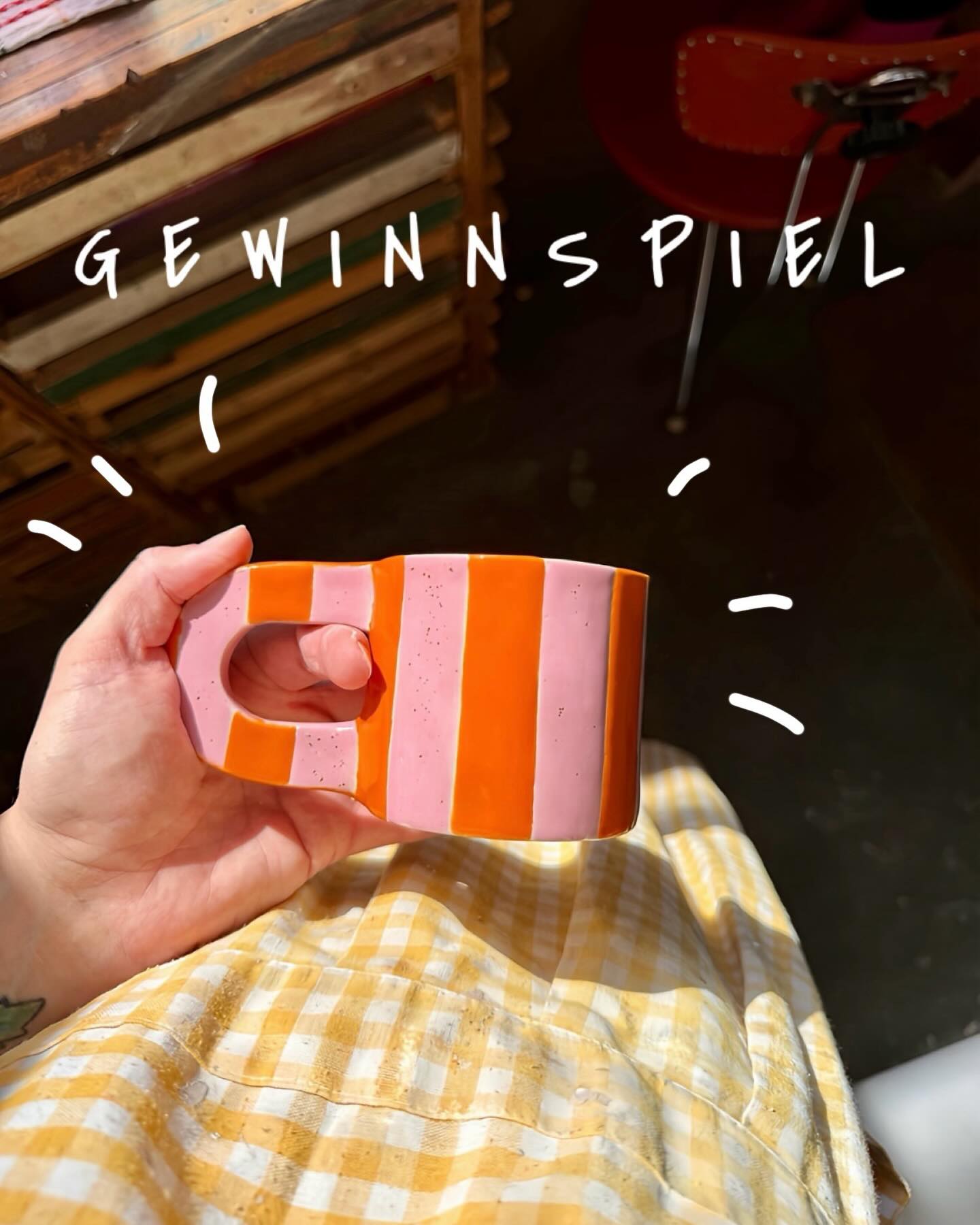 G E W I N N S P I E L - Zeit! 🥰
Ihr seid 25Tsd! Ich weiß gar nicht, wie mir geschieht! 🥹 DANKE! 💝 Dafür verlose ich eine GOOD MOOD - Tassi in orange/rosa.
Was du für den Gewinn tun solltest:
☕️ folge mir
☕️ like diesen Beitrag
☕️ markiere eine Freundin/einen Freund
Teilnahmeschluss: 21.04.2026 um 23:59 Uhr
Kussi 💋
(Dieses Gewinnspiel ist keine Zusammenarbeit und wird nicht von Instagram unterstützt.)