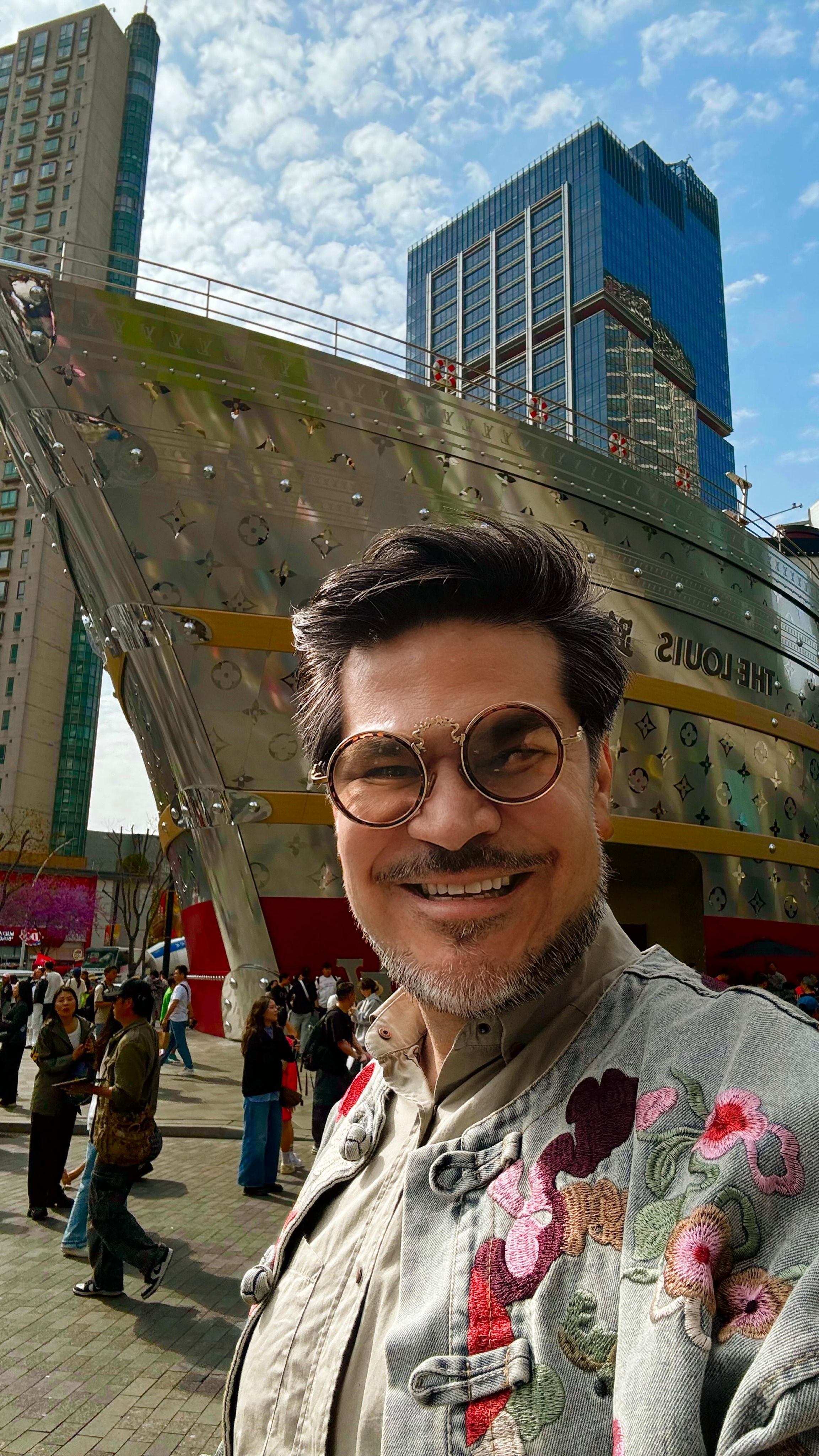 Bienvenidos a “The Louis”, la última intervención urbana realizada por Louis Vuitton, esta vez en Shanghai, te puede romper el ojo o calar hasta el alma, eso creo que ya depende de lo aspiracional que sea tu existencia, o lo fanático que seas por la marca… pero definitivamente algo que no te puedes perder si estás en Shanghai!
#ricardoramosperfumesdeautor #thelouis #louisvuitton #shanghai #china