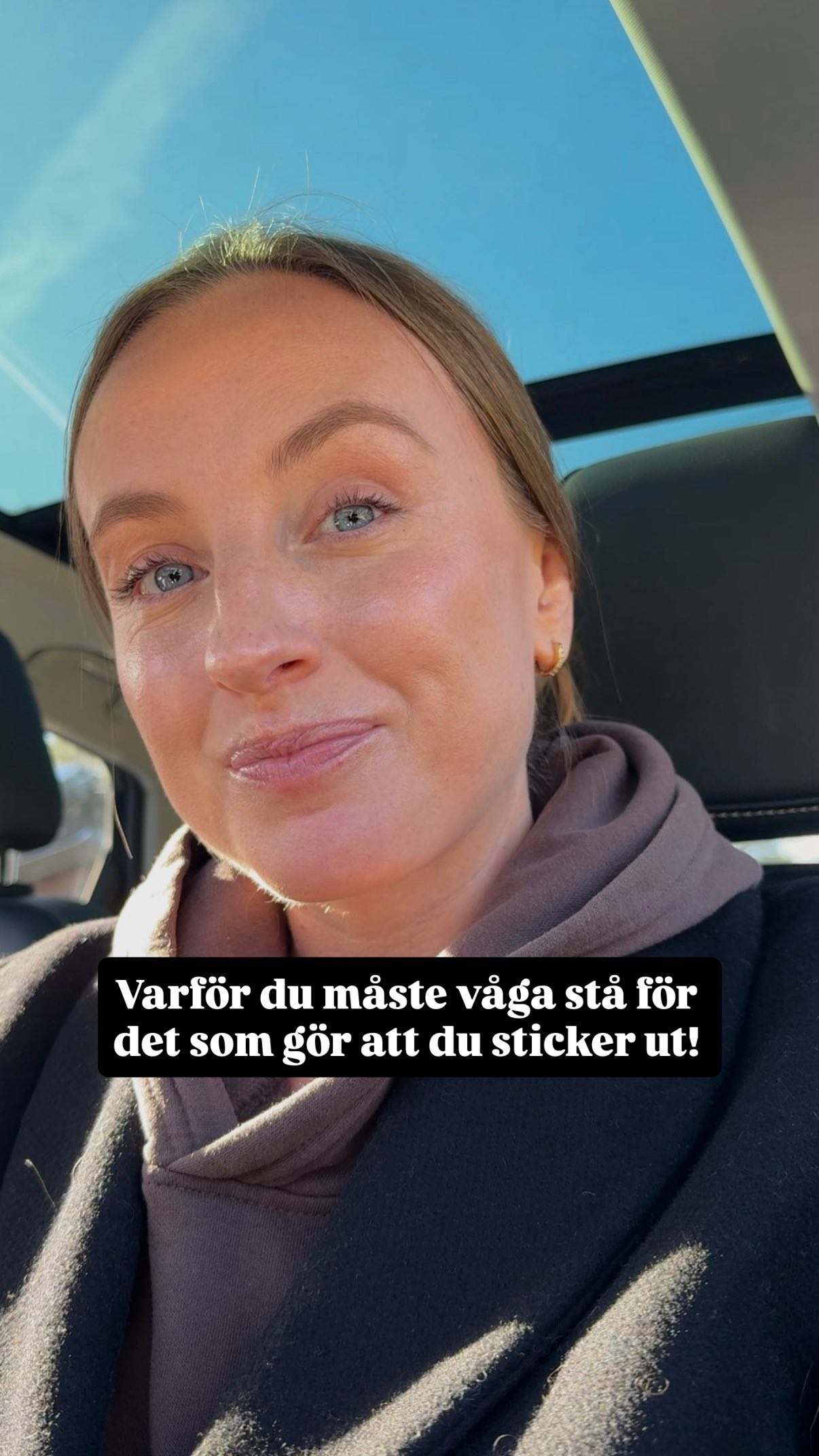 När jag säger att antal följare inte spelar någon roll så menar jag det. Men kanske inte på det sättet du alltid tror.
För såklart om du når FLER, men RÄTT, personer så kommer du ha enklare att sälja mer.
((Och här är ordet sälja MER viktigt att betona, inte sälja FÖR mer pengar… något vi ofta blandar ihop. Ett instagramkonto med många följare får per automatik inte ett bra säljsystem och kan sälja dyra produkter..))
Men att bara nå ut till fler, det gör däremot ingen större skillnad. Speciellt inte om du inte är genuin i det du skapar.
Jag lever heltid på mina social medier sedan 6 år tillbaka, då jag lämnade mitt konto med 37.000 följare och började om från noll.
Och det här kontot med under 3.000 följare är det som drar in mest pengar i mitt bolag.
Så. Be you. Do you. Våga nörda ner dig. 🫶🏻
PS. Du kan vara superunik i en nisch/bransch där tusentals andra också finns! Ta med DIN unika historia in i det. Varför ska vi lyssna på dig?