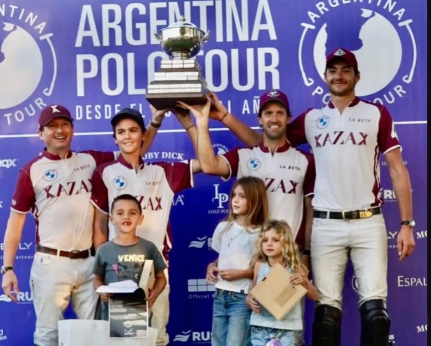Kazak campeóndel Polo Tour
El equipo compuesto por Sebastien Aguettant, León Pieres, Nico Pieres y Tommy Beresford le gano a La Paz y se quedo con la edición de argentina polo tour de la Ellerstina por tercera vez.
📸 @argentina_polo_tour
#siemprepolo
#revistapololive
#somospolo
#veniaverpolo