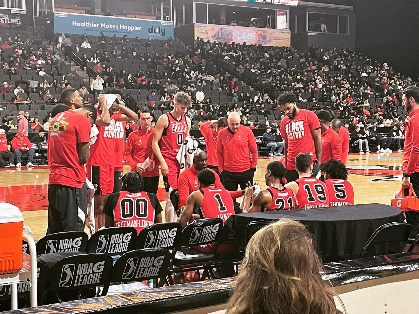 The @windycitybulls celebrated Black History Month during their game today. It was “Education day” and the stands were full of excited schoolchildren. Swipe to see @windycitygus using the latest espionage techniques
#teamphysician #sportsmedicine #nbagleague