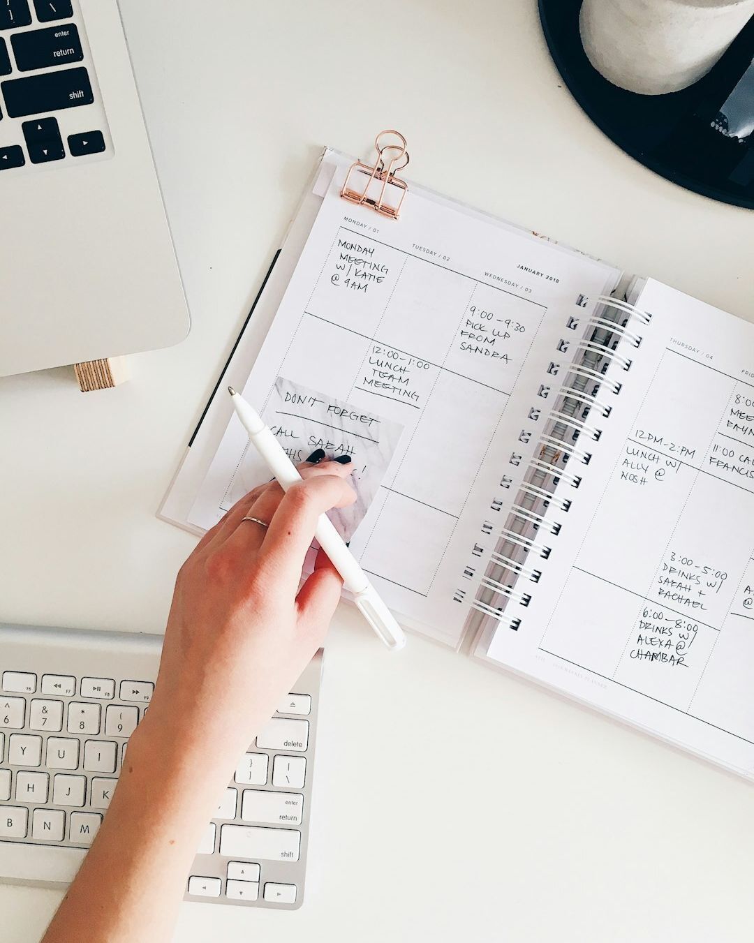 7.
Zeit ist das Einzige, was du nicht zurückbekommst.
Ablenkung kostet dich mehr, als du denkst.
Ein klarer Arbeitsplatz spart dir täglich Stunden.
Du arbeitest fokussierter und bist schneller fertig.
Das fühlt sich gut an. ⏱️🔥
👉 https://bio.vision-uelsen.de
#worksmart #produktivität #visionuelsen