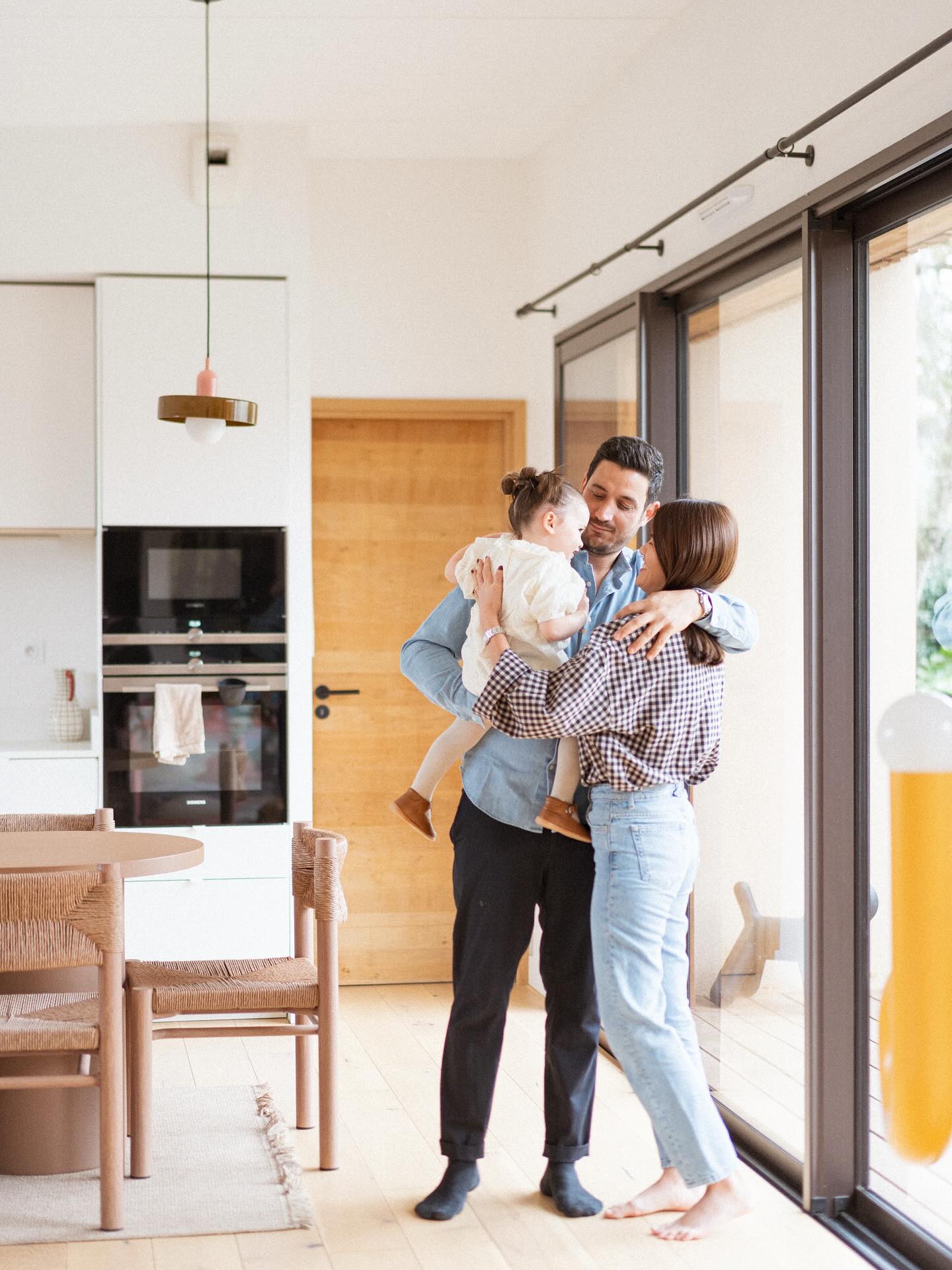 Rire, câliner, s’aimer… chanceuse de pouvoir faire ce métier pour capturer vos plus beaux souvenirs… 🤍
#seancephotofamille #famillephotography #seancephoto #photographefamille #photographenimes #photographemontpellier #photographesuddefrance #souvenirsdefamille