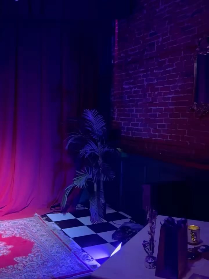 setting the scene for TONIGHT ๐
drinks flowing, lights low, things about to get interesting
tonight at the rigbyโฆ 2000s burlesque, all drama, nostalgia, and glitter โจ
#burlesque #show #drama #nostalgia #settingthestage