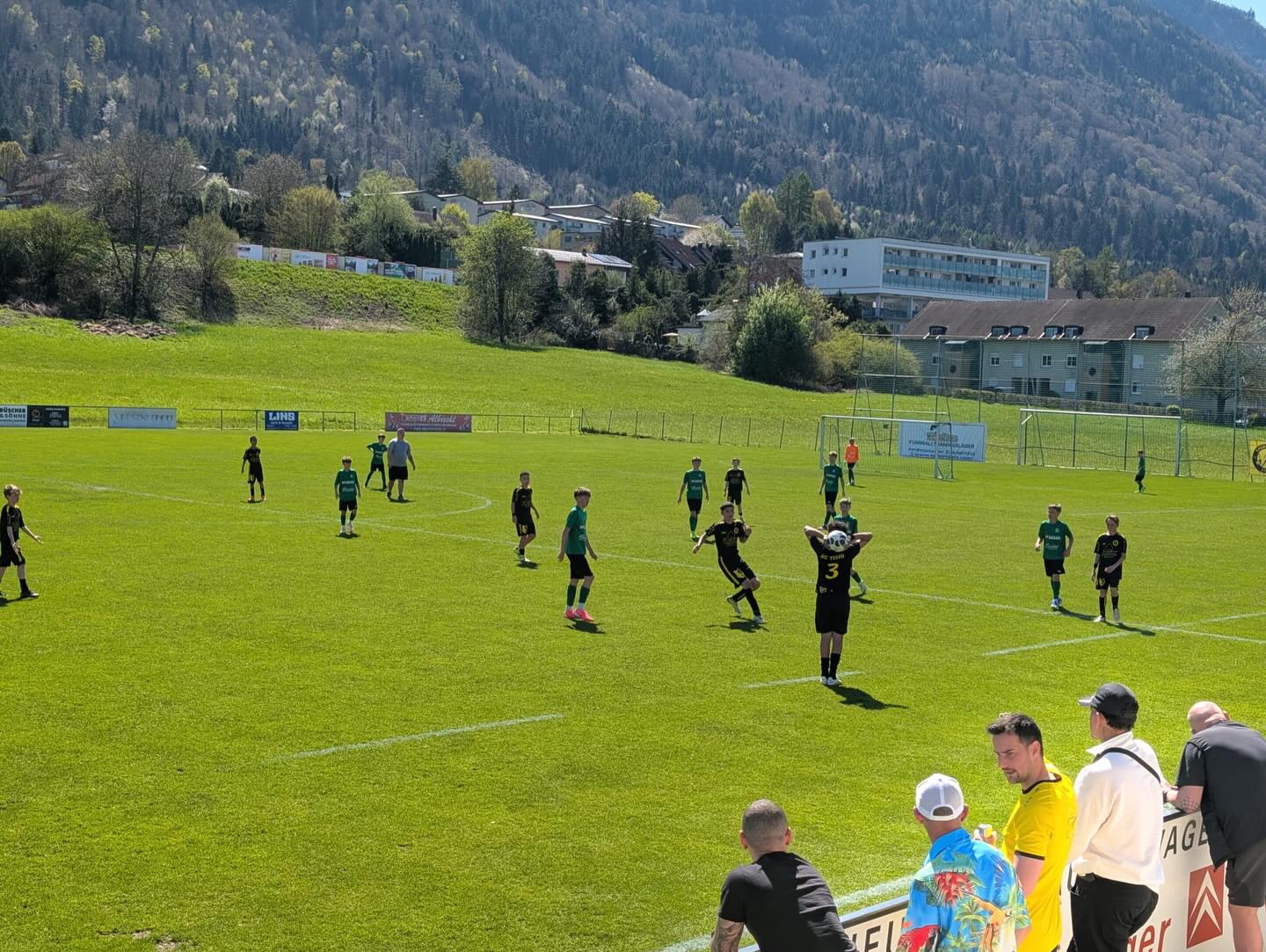 🖤💛 HEIMSIEG 💛🖤
Unsere U13 macht den Traum wahr und holt sich den ersten Heimsieg! 🔥⚽️
Starke Leistung, großer Einsatz und verdient gewonnen – weiter so, Jungs! 💪
Wir sind stolz auf euch und hoffen auf eine erfolgreiche Saison! 🖤💛
#heimsieg #u13 #teamwork #fussballliebe #nurderverein