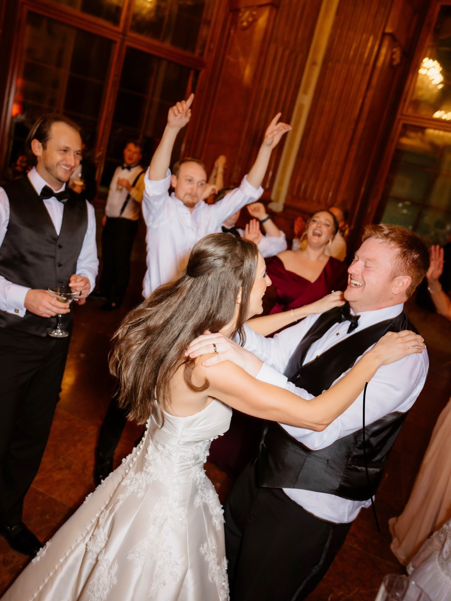 Dancing the night away.
Foto @jakobresch.studio
#weddingparty #belvedere #weddingvienna #weddingplanner #hochzeitsplanerin