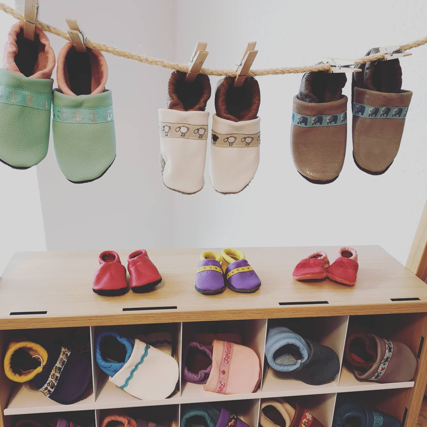 *werbung* Juhu es wird endlich wärmer. Zeit die dicken Winterschuhe der Kids gegen fussfreundliche Lederpuschen einzutauschen. Hier findet ihr unsere Auswahl, die ihr gern per message oder ab 01. Juni wieder live im Store kaufen könnt. Weitere Wünsche sind mit unserer zauberhaften Desiree von @ledertreter.de natürlich kein Problem. Im Store haben wir aktuell von Größe 18 bis zur 44 vorrätig.
@allerlei.leben @Ledertreter
#allerleileben #conceptstore #zwickau #ledertreter #gemeinsamregionalnachhaltig #shopinshop #wirsindzwickauer #lederschuhe #handmade #babyschuhe #kinderschuhe