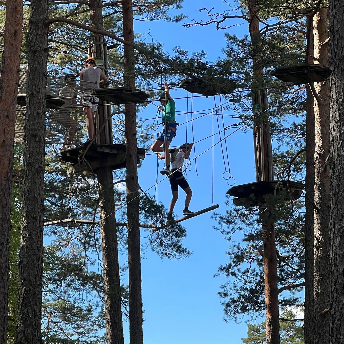 Det sosiale på klubben er viktig for både store og små, konkurransepadlere og nybegynnere. Denne helga reiste vi 70 stykk til Mineralparken på Evje, her var det overnatting i lavvo, gokartkjøring, klatrepark, bading, lek og morro på tvers av alle aldre. Dette var siste post på programmet for årets gave fra Gjensidigestiftelsen. Kjempesuksess og mye morro for alle. #flekkefjordkajakklubb #gjensidigestiftelsen #mineralparken #kajakk #padling @gjensidigestiftelsen