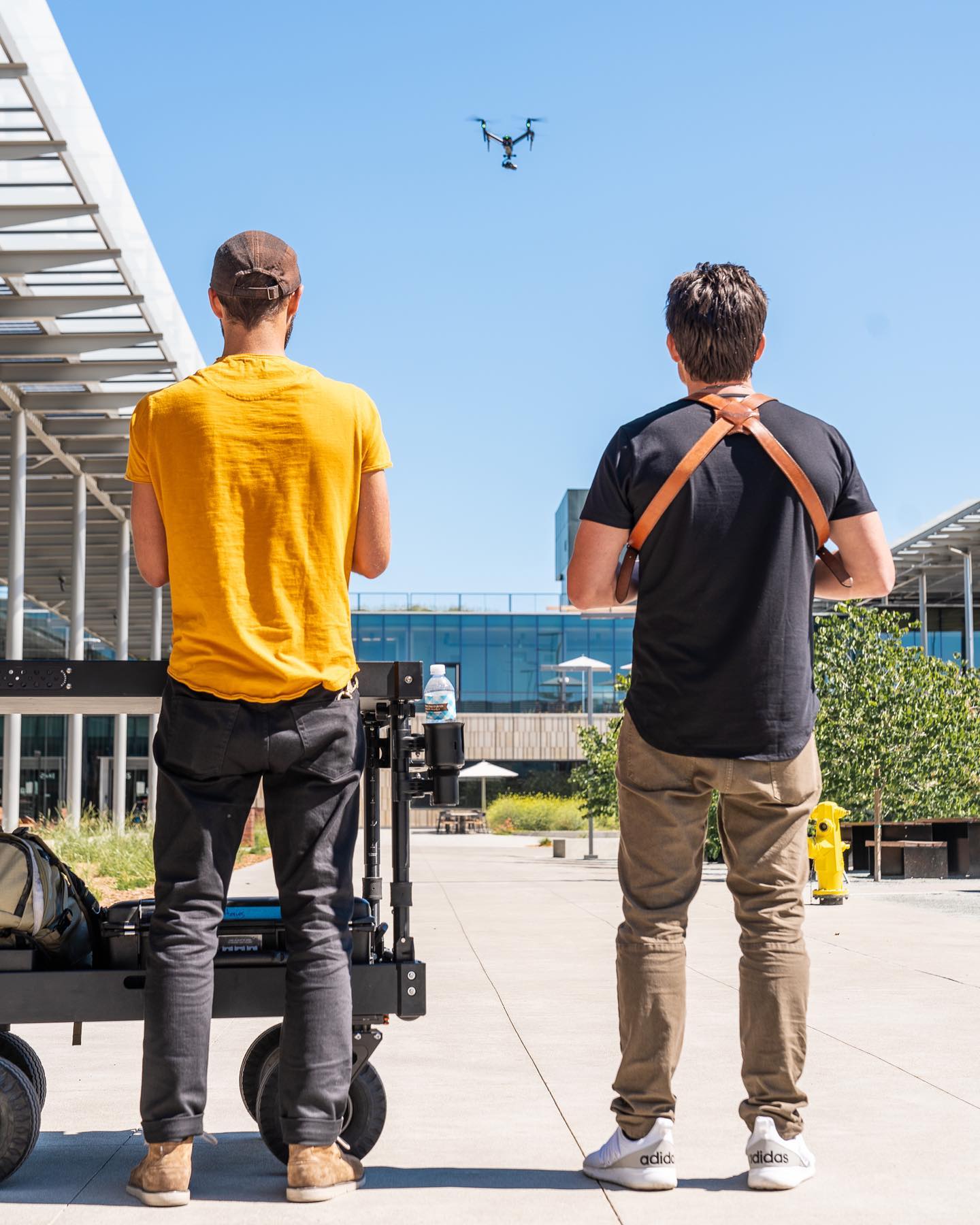 🎬
Flying drones all over the new Microsoft Silicon Valley campus for a recent @framework.films production.
The @inovativ Voyager was a lifesaver on this two day shoot helping us wheel all our gear over the campus going from shot to shot.
•
#DRONEGEAR #Inovativ #setlife #dronepilot #dji #dronelife #siliconvalley #california