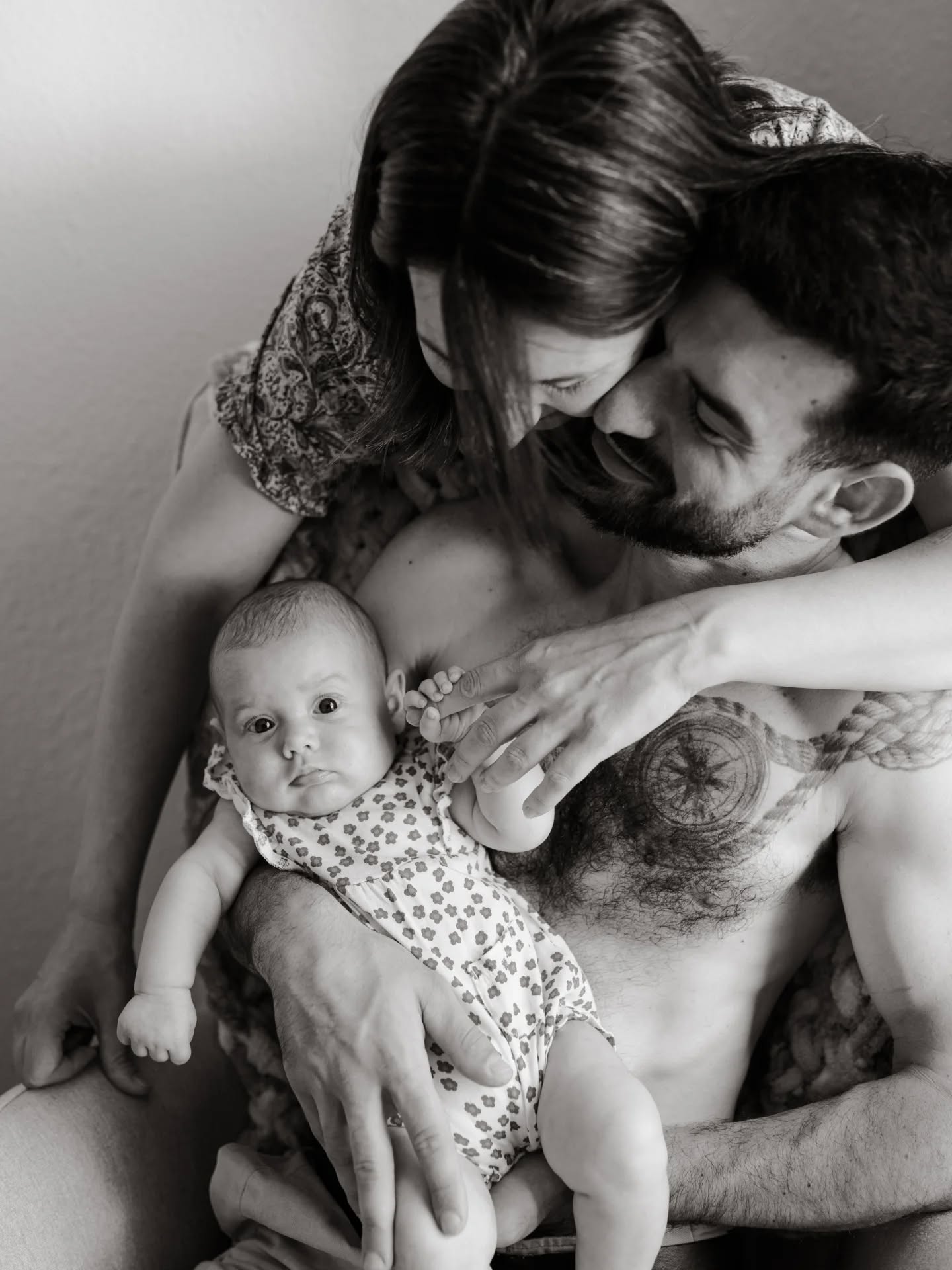 C & N on fait appel à moi quelques mois après la naissance de leur petite fille, Maëve, pour réaliser des photos de leurs premiers moments à trois.
Ce matin, quelques jours après son 1er anniversaire ,je réalisais leurs photos de famille, qui s'agrandit. 🥰
Il y a de ces rencontres qui marquent, qui prennent au cœur. Des connexions. Du lien qui se crée.
Ce n'était pas seulement une séance photo, c'était un réel moment de partage.
Et quel plaisir de vous accompagner dans votre évolution, de vous créer des souvenirs...
Merci de me permettre tout ça, de votre confiance renouvelée 💛
#photographecarmaux #photographealbi #famille #allaitement #carmaux