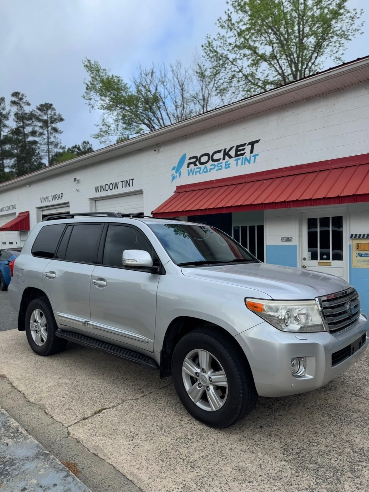 This Toyota just got upgraded with 70% Super Ceramic Tint on the windshield for crystal-clear visibility and 35% Ceramic Tint on all side & rear glass for the perfect balance of shade and style.
✔️ Heat rejection
✔️ UV protection
✔️ Enhanced privacy
✔️ Factory-clean look
Ready to level up your ride? 🚗💨
#pittsboronc #windowtint #ceramictint #vinylwrap #apexnc