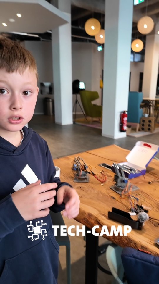 Starkes Ergebnis im Roboterarm-Projekt 🤖
Ein Jugendlicher hat den Roboterarm fertig gebaut und dabei wie ein Entwickler gearbeitet. Er hat nicht nur programmiert, sondern auch konsequent getestet, Debugging gemacht und die Fehler im Code Schritt für Schritt behoben. Gleichzeitig hat er Aufbaufehler entdeckt, korrigiert und den Roboterarm so optimiert, bis alles zuverlässig funktioniert hat.
Er hat seine Erfahrungen und die Learnings präsentiert und gezeigt, wie man systematisch Probleme löst und ein technisches Projekt wirklich zu Ende bringt. Genau so entstehen Selbstvertrauen, echte Skills und Begeisterung für Robotik und Technik 👏
#Robotik #MINT #Programmieren #Debugging #Zukunftskompetenzen