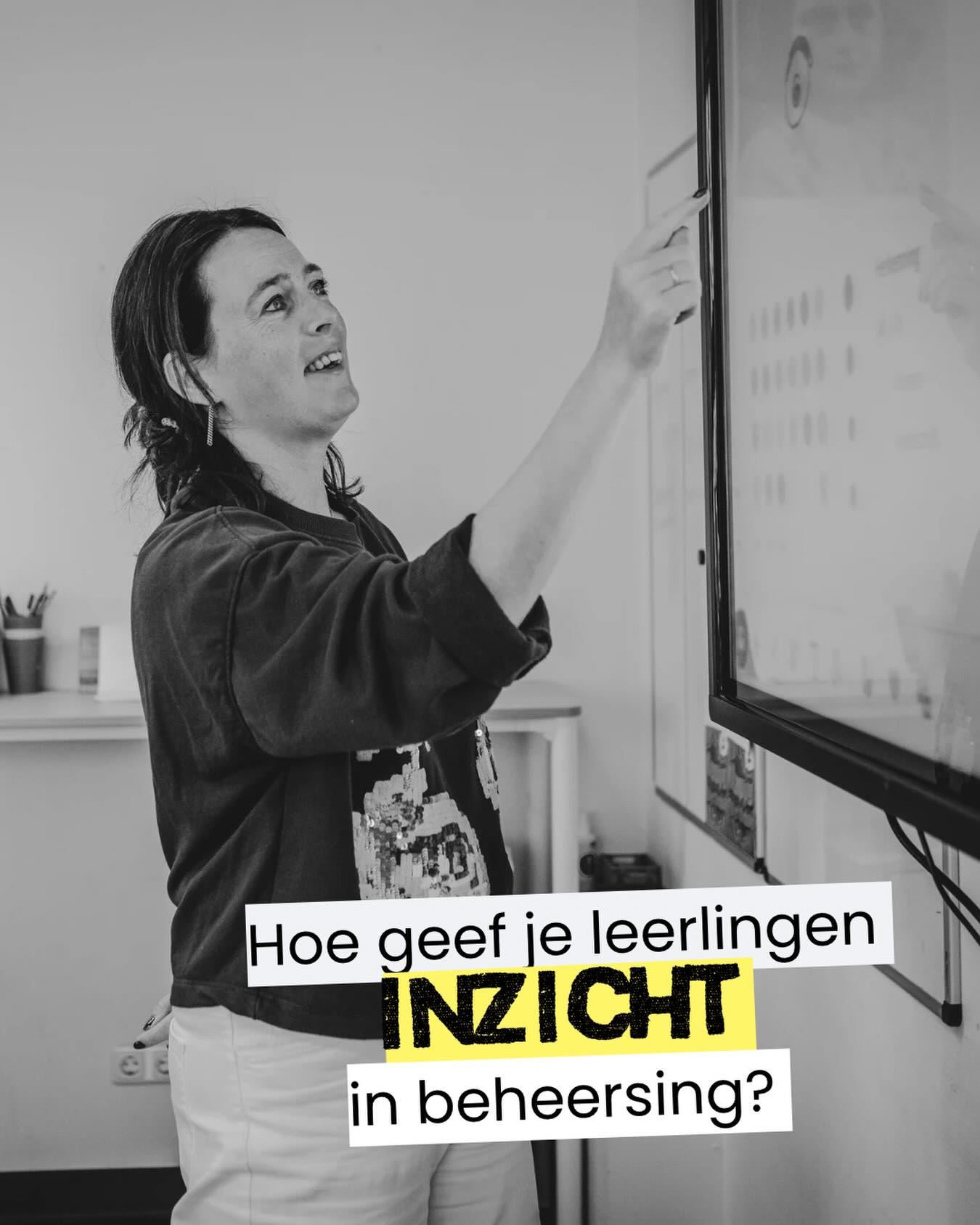 🔥 Tip van de week!
Leer leerlingen zelf inschatten of ze verlengde instructie nodig hebben.
“Als je denkt dat je kunt beginnen dan doe je dat. Anders doe je nog even met mij mee.”
Ik hoor het leraren niet vaak meer zeggen sinds er gewerkt wordt met een jij-fase. De jij-fase, het afsluitende moment van een instructie waarbij de leraar een aantal vragen stelt die aansluiten op het doel van de les, zorgt ervoor dat een leraar inzicht krijgt in de beheersing van de leerlingen op het doel van de les.
Heb je de drie sommen/opdrachten/vragen op het bord goed gemaakt dan kan je als leraar, mits je deze goed gekozen hebt, concluderen dat leerlingen zonder nog iets van jou nodig te hebben kunnen starten met de zelfstandige werken.
Toch geven leraren aan dat ze leerlingen hier zelf een stem in willen geven. Echter, als je dat doet zoals in het citaat hierboven, is de kans aanwezig dat leerlingen bij je blijven terwijl ze het eigenlijk zelfstandig kunnen. De aandacht die ze op dat moment van jou krijgen gaat ten koste van de leerlingen die het doel écht nog niet beheersen.
Hoe kun je leerlingen eigenaarschap geven over de jij-fase?
Je bespreekt op een ander moment met leerlingen dat je altijd afsluit met een X aantal opdrachten. Je geeft aan dat zij een duim van jou krijgen als ze op hun wisbordje laten zien dat ze de som goed hebben gemaakt. Vervolgens vraag je hen wat ze redelijk vinden bij bepaalde resultaten zoals;
drie goed
twee goed en één fout maar wel zelf verbeterd
twee goed en één fout snap de fout niet
één goed twee fout wel zelf verbeterd
etc.
Wat vinden de leerlingen? Mag je dan beginnen? Doe je nog een stuk verlengde instructie mee? Maak hier een overzicht van op het bord en zet dit erbij als je in de jij-fase komt. Op deze manier kunnen leerlingen zelf bepalen of ze nog iets van jou nodig hebben maar wel met een reden. Dat geeft duidelijkheid aan henzelf en veel meer zekerheid aan de start van de zelfstandige verwerking.