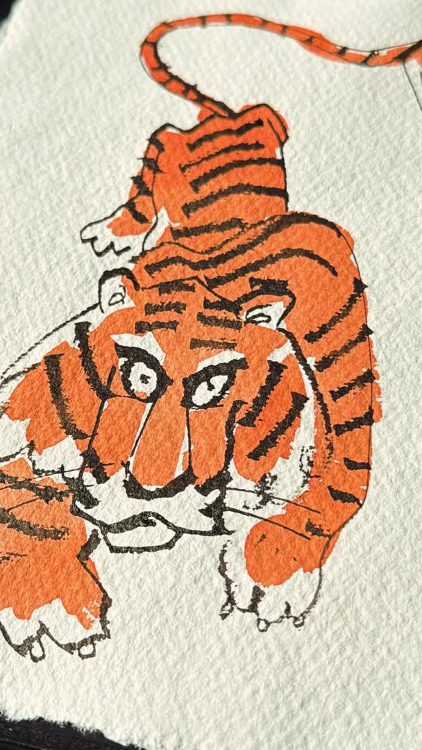 Hello Tiger! Dan Berry will be bringing his handmade blade pens to Swan Hill Studios.
Each pen is crafted in his workshop and designed for expressive, inky mark-making, perfect for loose, wild lines and characterful drawing. During his show which opens on Friday night, Dan will be demonstrating how he uses them in his own work, including drawing on khadi paper with rich sketch inks and layered colour using powdered pigments.
You’ll be able to have a play and experiment with them yourself and we’ll have a special show price available throughout the week!