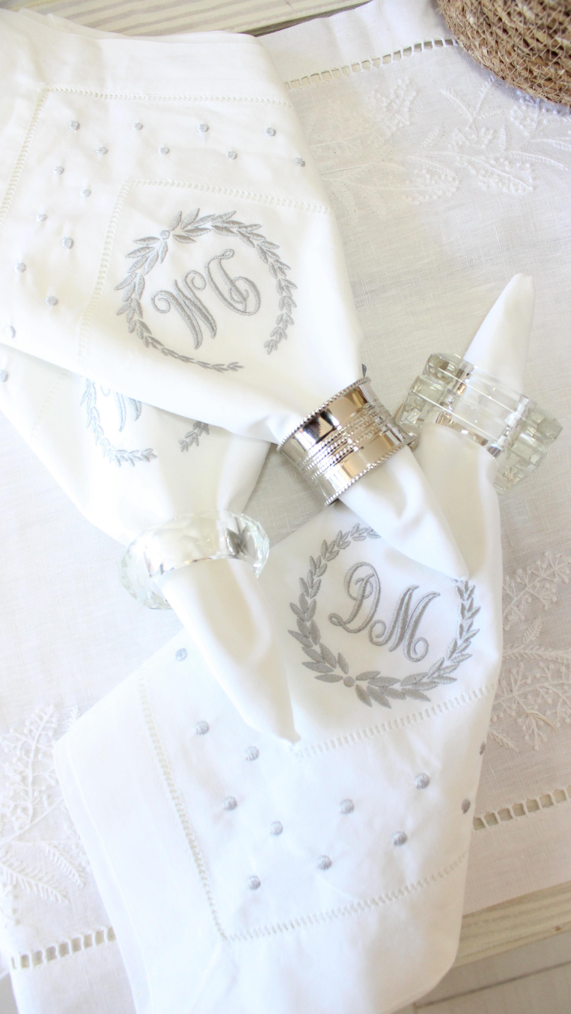 3 opciones atemporales y elegantes de anillos de servilletas. Contamos con múltiples opciones en nuestro taller.