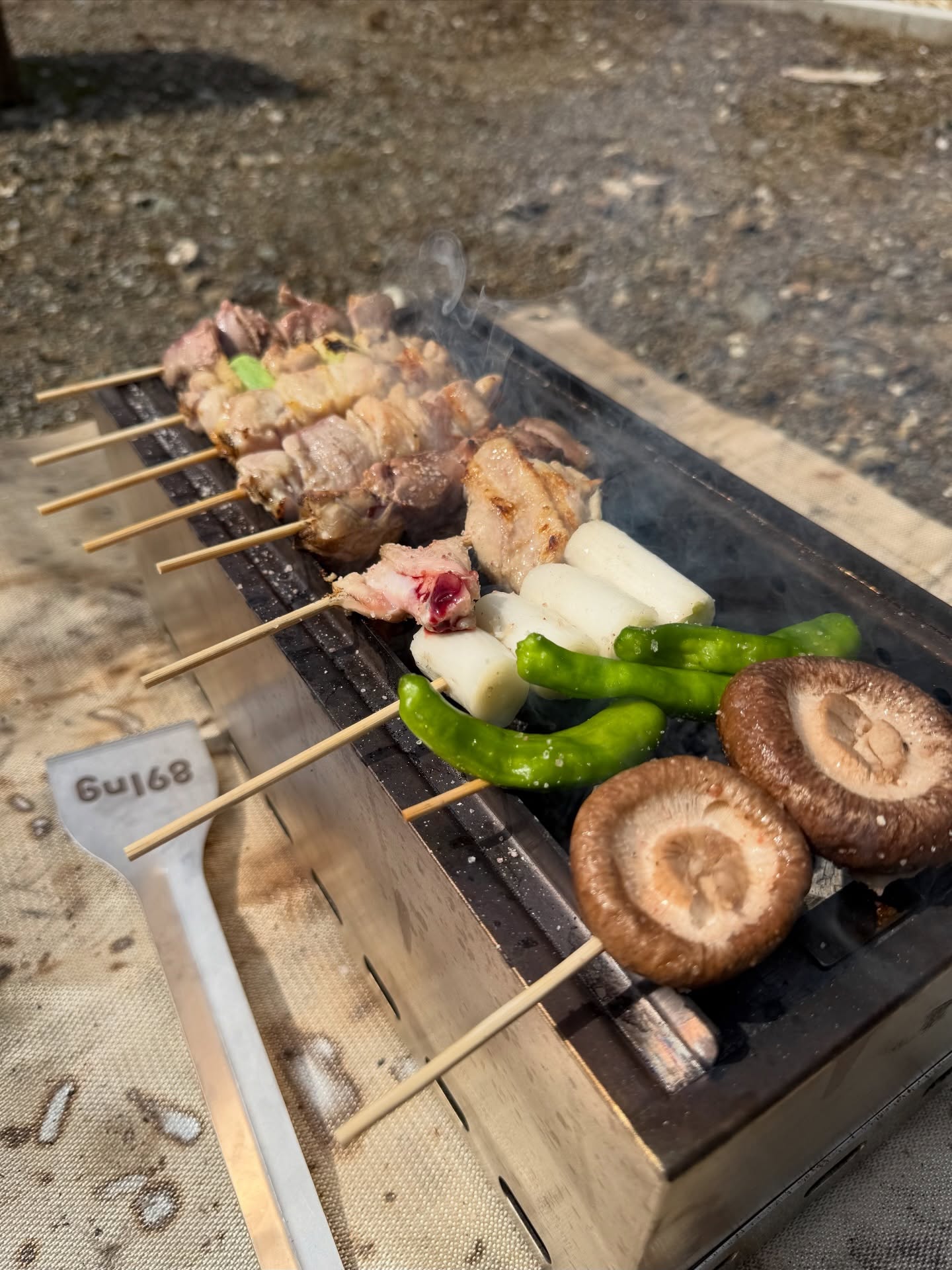 新商品。
串が燃えにくい焼き鳥台🔥
焼き鳥好きなキャンパーさんに、ちょっと嬉しい新アイテム。
焼き鳥を焼いていて、串が焦げてしまったことはありませんか?
この焼き鳥台は、そんな悩みを少し解消。
串が燃えにくいので、焼き鳥をじっくり楽しめます。
焼き鳥を堪能したあとは、二次燃焼の焚火台として。
食べる時間も、火を眺める時間も。
どちらも楽しめる一台です😊
・
・
・
#バーベキュー
#焚火台ステンレス製
#キャンプで焼き鳥
#89Ing
#株式会社羽咋工業
金属を無駄にしない。
金属を遊び尽くす。
89Ingはそんなブランドです。
