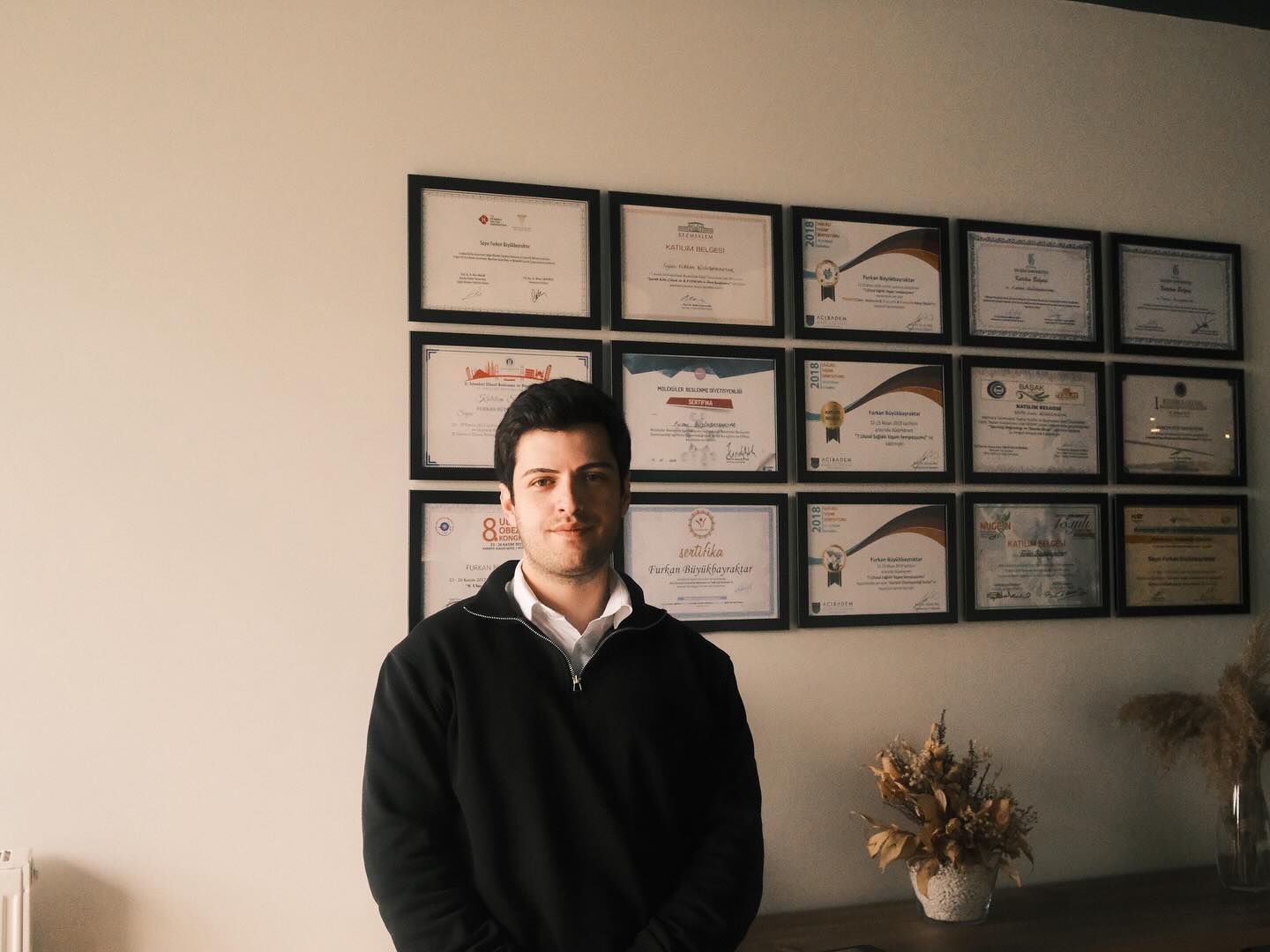 Sağlıklı ve dengeli beslenmeyi öğrenmeden, kilo kontrolünü sağlayabilmek zordur. Sağlıklı beslenmeyi doğru kaynak, uygun planlama ve motivasyon ile yaşam biçimi haline getirebiliriz.
Uygulanabilir ve sürdürülebilir beslenme hedefi ile bu süreci yönetmek, beslenme danışmanlığı hakkında bilgi almak isterseniz;
📱0 (544) 475 52 75
📧 info@furkanbuyukbayraktar.com
📍 Beyazıtpaşa Mahallesi, Tabakhane Caddesi, Tohumcular İş Merkezi, No:33 Daire:19