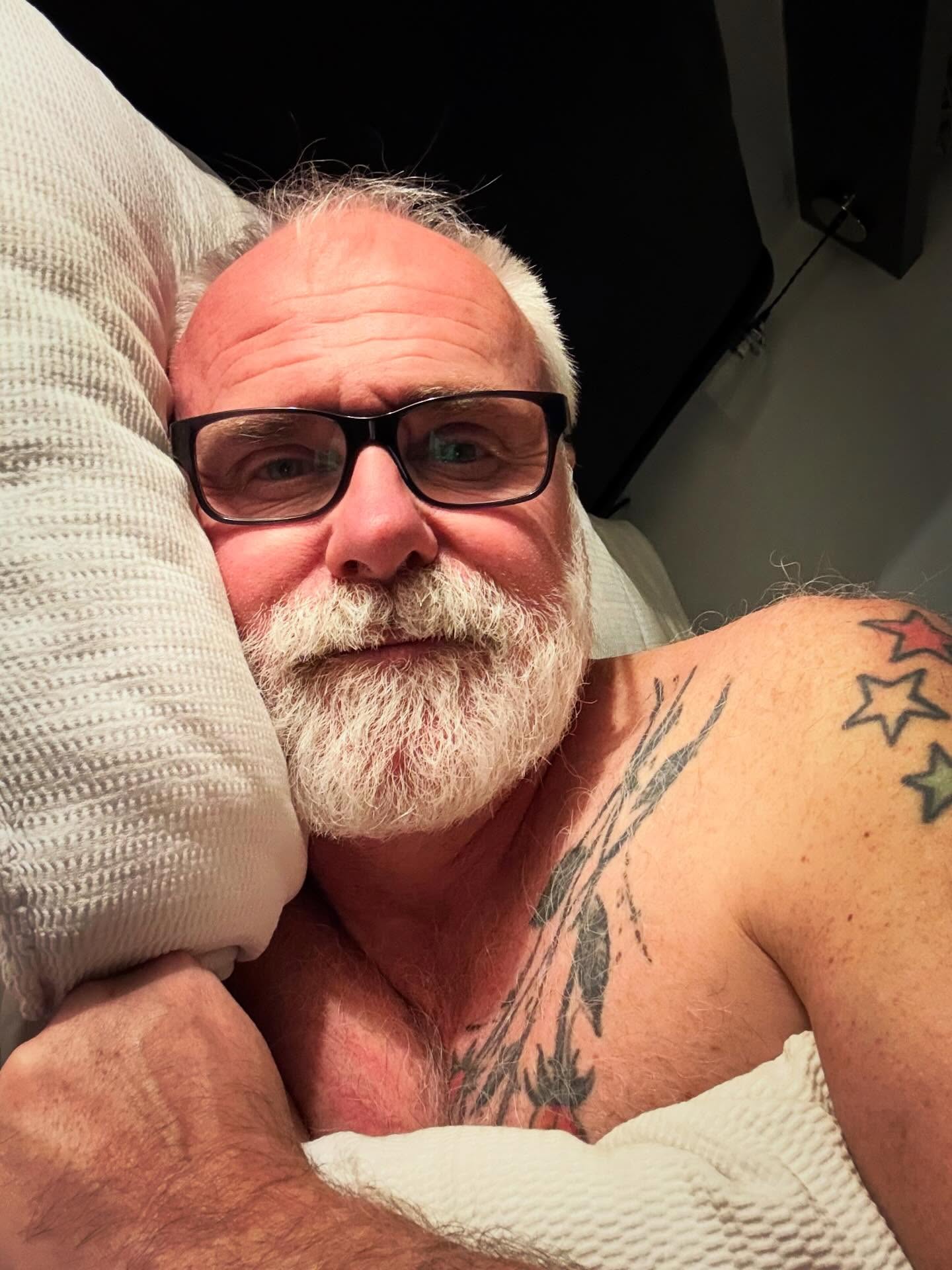 Even though I’m off to bed early tonight, that still felt like a very long Monday 😴 #mondaynight #bedtimeselfie #indieauthor #gaybookstagram #mlm