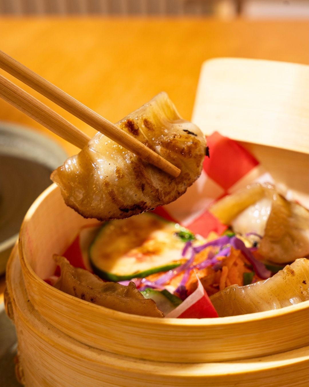 Recomendación de hoy, nuestros Short Rib Dumplings 🥟 una explosión de sabor 💥 perfectos para compartir e iniciar tu experiencia Kan Kan.
809 222 9222 | Reservas, takeout, delivery 🥢✨