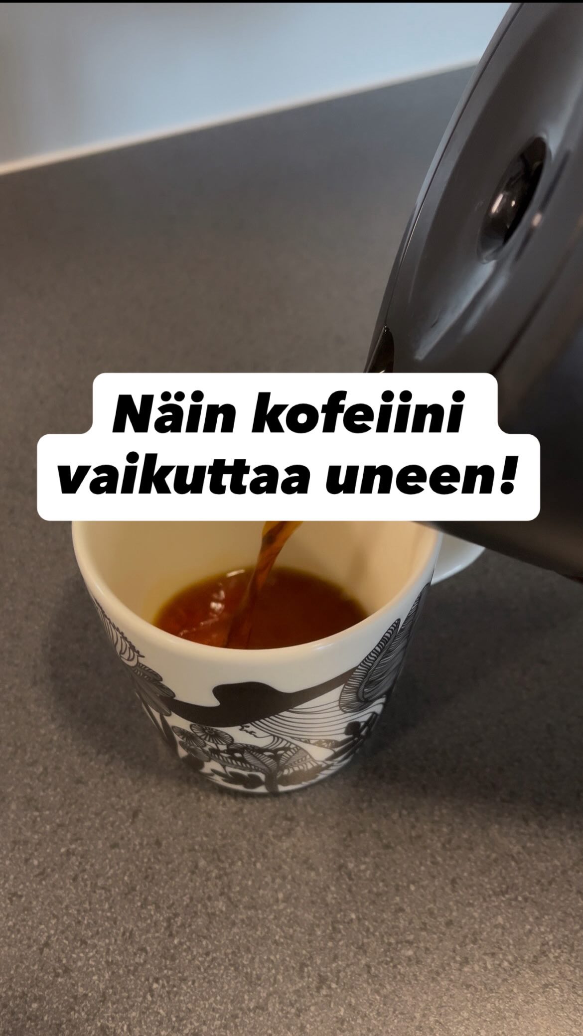 Juotko monta kuppia kahvia päivässä?☕️
Jos haluat parantaa unesi laatua niin yksi hyvä asia on tarkistaa kofeiinin kulutus päivän aikana (kahvi, energiajuomat, tee, limsat.)
Kofeiinin puoliintumisaika on noin 5–6 tuntia. Mitä enemmän annoksia päivän aikana juodaan, sitä pidempään kofeiini vaikuttaa kehossa.
Kofeiinin vaikutus uneen:
🔹Nostaa vireystilaa, aktivoi sympaattista hermostoa (kehon kaasu) mikä vaikeuttaa nukahtamista 👉🏻estää palautumisen
🔹Vähentää syvän uneen määrää ja heikentää unen laatua
🔹Voi lisätä yöllistä heräilyä
👉🏻 Huonosti nukutun yön jälkeen väsymys voi johtaa lisääntyneeseen kahvinjuontiin päivän aikana, mikä voi käynnistää unikierteen. 👉🏻 heikentää seuraavan yön unta.
Kokeile:
🔸Vähentää kofeiinin määrää
🔸Vaihda kofeiinittomaan kahviin (esim. jos myöhemmin päivällä juot)
🔸 Nauti viimeinen kuppi klo. 15.00 mennessä
Pienellä muutoksella voi olla iso vaikutus.✨
Paina 💛 ja ota tilini seurantaan jos hyvinvointi aiheena kiinnostaa.✨
#kofeiini #uni #palautumien #unenlaatu #hyvinvointi