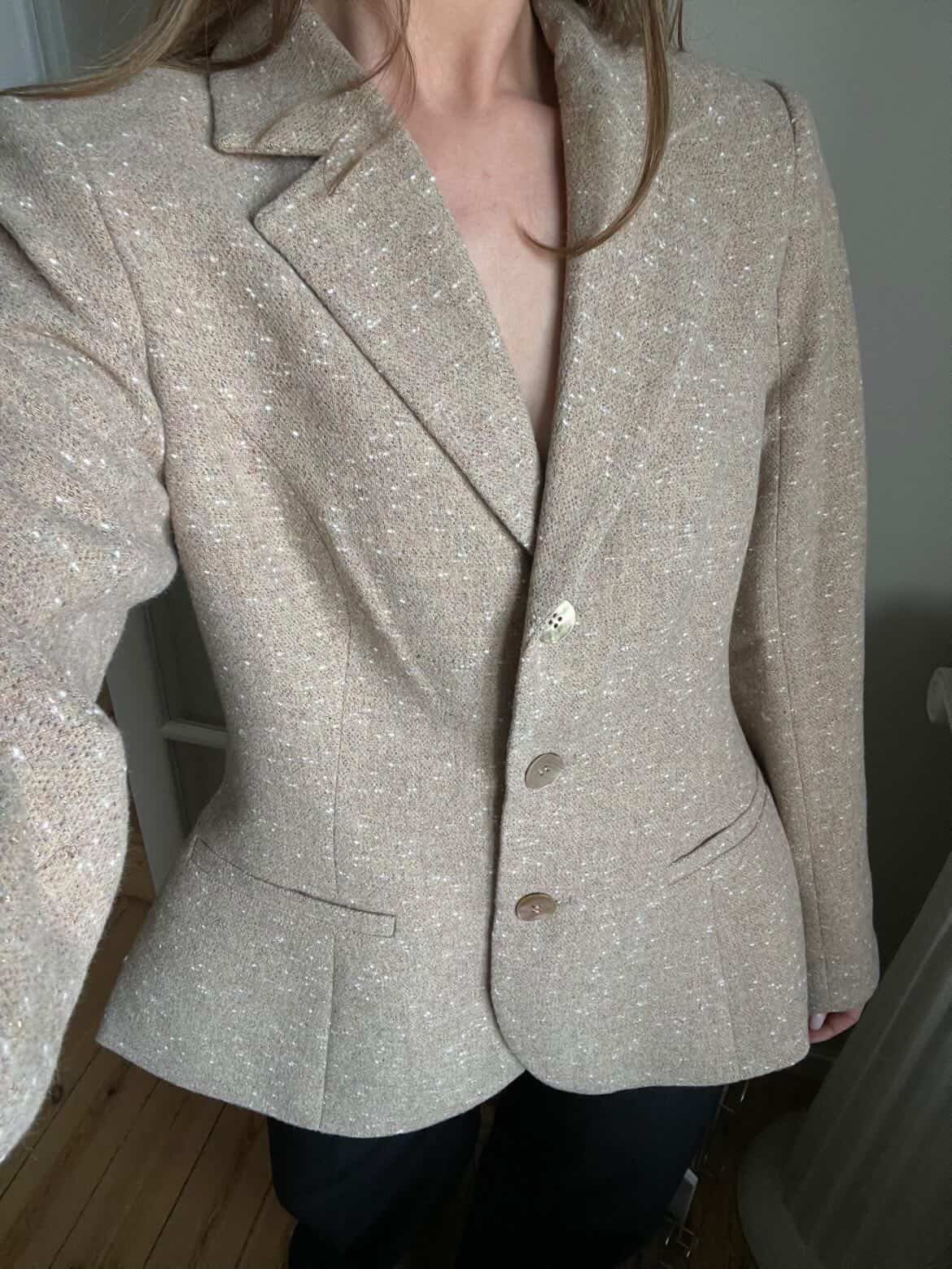 A seasonal favorite with stylish @carinaibsen 🤍
The Kendall blazer that goes with everything.
Whether it is everyday or occasional. She is a bestie in the wardrobe.
Créton SS26