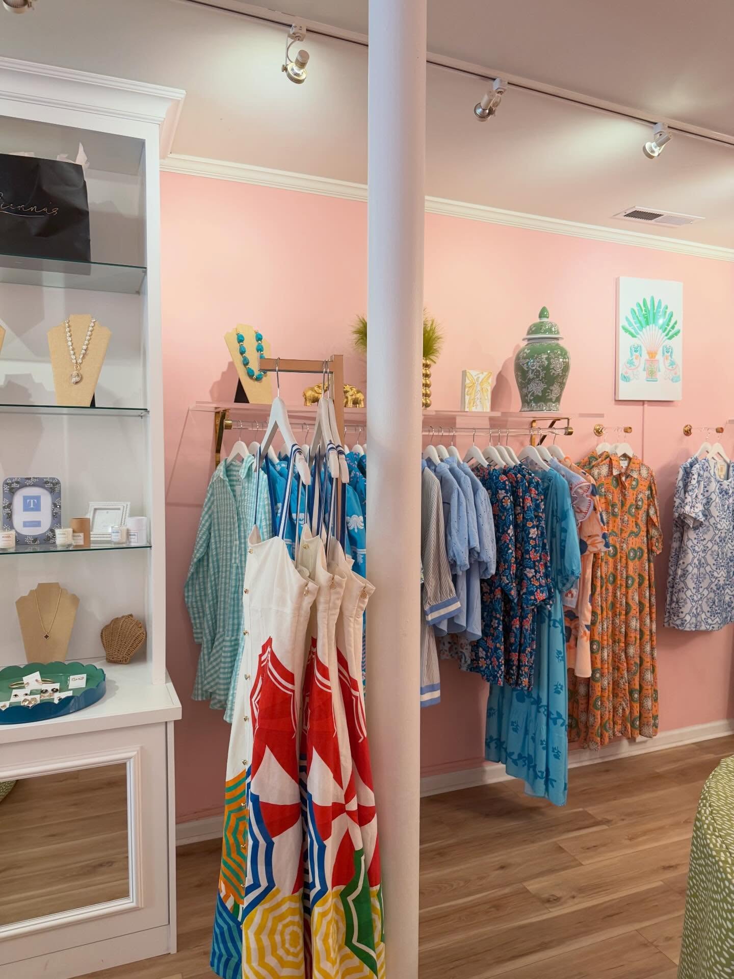 Our team has been hitting the road this week and soaking in every store visit along the way. 🛣️
Only one photo made it out alive, but trust — every stop has been just as special. So grateful for the opportunity to see beautiful stores and build relationships🩷🧡