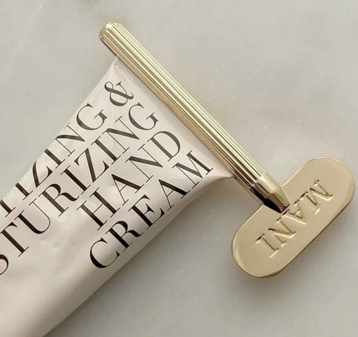 יש משהו מקסים בדברים הקטנים, שחוזרים אלינו מהעבר פתאום בגרסה חדשה ויפה יותר. אותו “מפתח לשפורפרות” שפעם היה מונח כמעט בכל בית בעיקר למשחות שיניים, נולד בכלל מתוך צורך פשוט: לא לבזבז. בתחילת המאה ה 20, כששפורפרות מתכת היו נפוצות ולא פלסטיק כמו היום, אנשים חיפשו דרך לגלגל אותן בצורה מסודרת ולהוציא כל טיפת חומר. כך נוצר האביזר הקטן הזה, שנכנס לקצה השפורפרת ומתגלגל לאט לאט, שומר על סדר וגם חוסך כסף.
היום הוא חזר, אבל עם טוויסט עיצובי לגמרי אחר. אם תרצו לחפש אותו, אפשר למצוא אותו באנגלית תחת שמות כמו: tube squeezer, tube key, toothpaste squeezer או tube roller. חיפוש קטן יפתח עולם שלם, מגרסאות פשוטות מפלסטיק, דרך דגמים ממתכת בצבעי זהב וכסף ועד כאלה עם עיטורים, צורות של לבבות או פרחים, ואפילו כאלה שמרגישים כמו אקססורי יוקרתי ליד מוצרי הטיפוח. יש גם גרסאות רחבות יותר שמתאימות לקרמים, צבעי שיער או משחות מקצועיות ולעומתן קטנות ועדינות שמתאימות בדיוק לשפורפרת של קרם פנים או משחת שיניים.
מעבר ליופי, יש כאן גם משהו מאוד עדכני, חיבור לעולם של קיימות ו־zero waste, רצון לנצל מוצרים עד הסוף ולא לזרוק לפני הזמן.
במקביל, יש בזה גם נגיעה נוסטלגית, כמעט רומנטית, של חזרה להרגלים פשוטים יותר. אולי זה פריט קטן ולא הכרחי, במיוחד למי שמעדיפה בקבוקי משאבה כמוני, אבל יש בו שילוב נעים של פרקטיות ואסתטיקה תזכורת לכך שגם הדברים הכי יומיומיים יכולים להפוך לפריט יפה שכיף להשתמש בו.
התמונות הן להשראה בלבד ולקוחות מפינטרסט.
Image: Pinterest #ציפיתמשי משי #מפתחלשפורפרת #silk #ציפיתלכרית