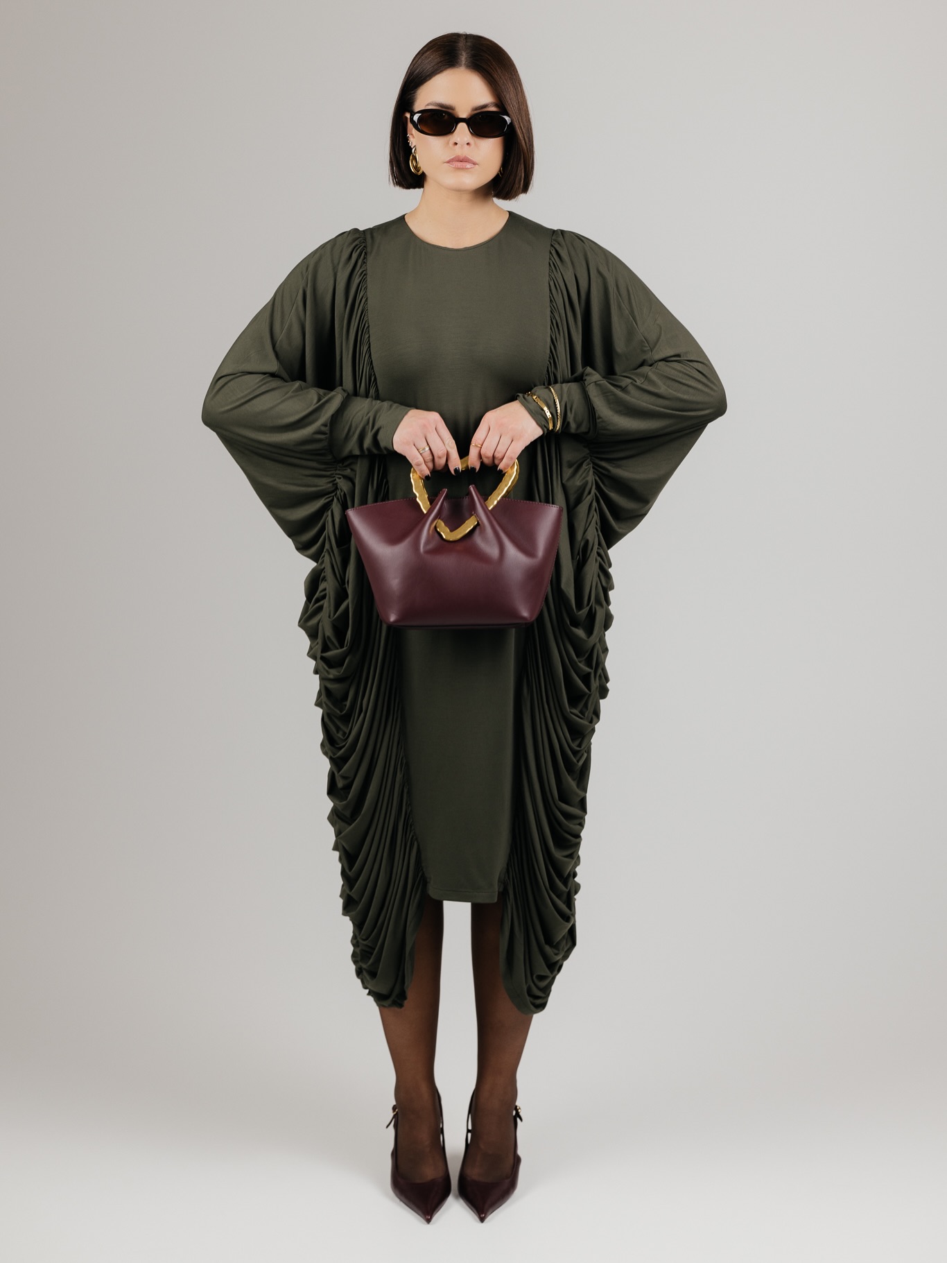 DRAPE suknelės yra absoliučiai ypatingos! 🌪️
Nepaisant to, kad suknelėje slepiasi NET 6 METRAI medžiagos, ji yra lengva ir priglunda tarsi antra oda.
Išskirtinis dizainas, skirtas išskirtinėms moterims - būti pastebėtoms, būti pamatytoms, būti prisimintoms ☝️
Vienas mylimiausių dalykų apie šias sukneles yra tai, kad jos itin gerai maskuoja blauzdas. Kas sekate PÙPLA ilgą laiką žinote mano kompleksą - aš labai vengiu nešioti šortus ir sukneles, kurios atidengia blauzdas, nes jos pas mane neproporcingai stambios ir visiškai neprideda įvaizdžiui lengvumo 😬
Tačiau šios suknelės kraštai krenta ant blauzdų kraštų ir vizualiai jas lieknina, kas man pasirodė tiesiog nuostabus sprendimas moterims, kurios turi panašių problemų 🥹
Žiūrint į patį suknelės modelį, jis labai tinkamas didesniems dydžiams, nes ji savyje turi labai labai labai daug laisvės. Tik po ja nepamirškite vilkėti formuojančių apatinių! Nors aš negaliu skųstis savo figūra, tačiau fotosesijos metu taip pat juos vilkėjau, nes jie tiesiog sustato viską į reikiamas vietas ir „nublurina“ kūno linijas tarsi kokia programėlė 🙂↔️
Už drąsą išsiskirti ir lepinti save drabužiais, kurie puošia! 💋